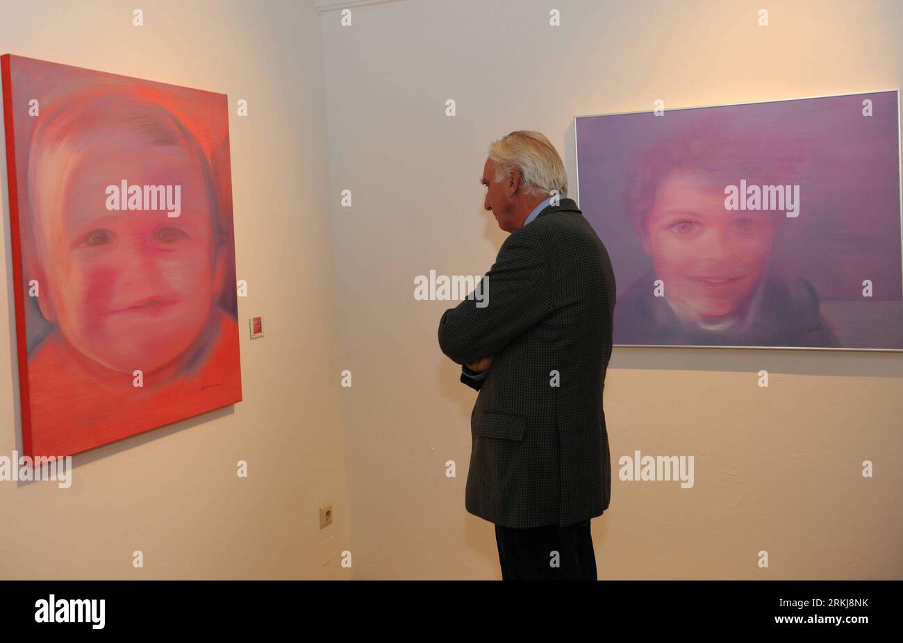 Bildnummer : 56048915 Datum : 20.09.2011 Copyright : imago/Xinhua (110921) -- ST.POELTEN, 21 septembre 2011 (Xinhua) -- Un visiteur voit les peintures exposées lors de l'exposition personnelle intitulée Between two Worlds of Chinese-Austrian femme peintre Liu Xiuming au musée de la ville de St. Poelten, capitale de l'État de Basse-Autriche, Autriche, le 20 septembre 2011. Dans le cadre d'une série d'activités célébrant le 40e anniversaire de l'établissement des relations diplomatiques entre la Chine et l'Autriche, l'exposition de peinture à l'huile a ouvert lundi et durera jusqu'au 2012 janvier.(Xinhua/Xu Liang)(WN) AUSTRIA-ST.po Banque D'Images