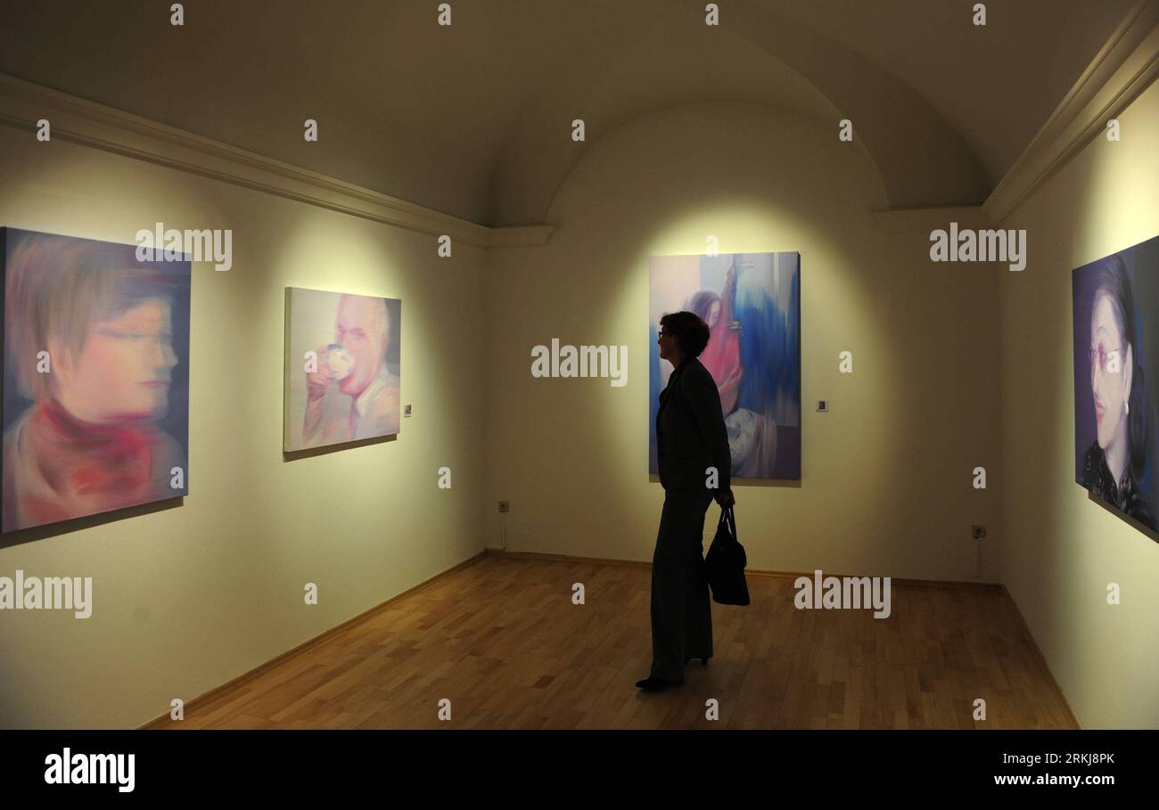 Bildnummer : 56048914 Datum : 20.09.2011 Copyright : imago/Xinhua (110921) -- ST.POELTEN, 21 septembre 2011 (Xinhua) -- Un visiteur voit les peintures exposées lors de l'exposition personnelle intitulée Between two Worlds of Chinese-Austrian femme peintre Liu Xiuming au musée de la ville de St. Poelten, capitale de l'État de Basse-Autriche, Autriche, le 20 septembre 2011. Dans le cadre d'une série d'activités célébrant le 40e anniversaire de l'établissement des relations diplomatiques entre la Chine et l'Autriche, l'exposition de peinture à l'huile a ouvert lundi et durera jusqu'au 2012 janvier.(Xinhua/Xu Liang)(WN) AUSTRIA-ST.po Banque D'Images