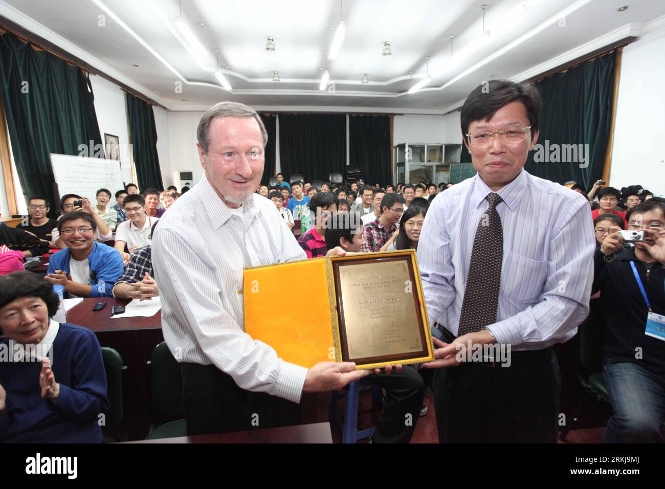 Bildnummer : 56056815 Datum : 21.09.2011 Copyright : imago/Xinhua (110921) -- TIANJIN, 21 septembre 2011 (Xinhua) -- Douglas Osheroff (L) détient la lettre de nomination à l'Université Nankai à Tianjin, dans l'est de la Chine, 21 septembre 2011. Osheroff, le co-récipiendaire 1996 du prix Nobel de physique, également professeur émérite de physique et de physique appliquée de l'Université de Stanford, a prononcé un discours ici et a été invité en tant que professeur invité de l'Université Nankai mercredi. (Xinhua/Li Xiang) (lj) CHINE-TIANJIN-PHYSICIEN-DOUGLAS OSHEROFF-PROFESSEUR INVITÉ (CN) PUBLICATIONxNOTxINxCHN personnes Wissenschaft K Banque D'Images