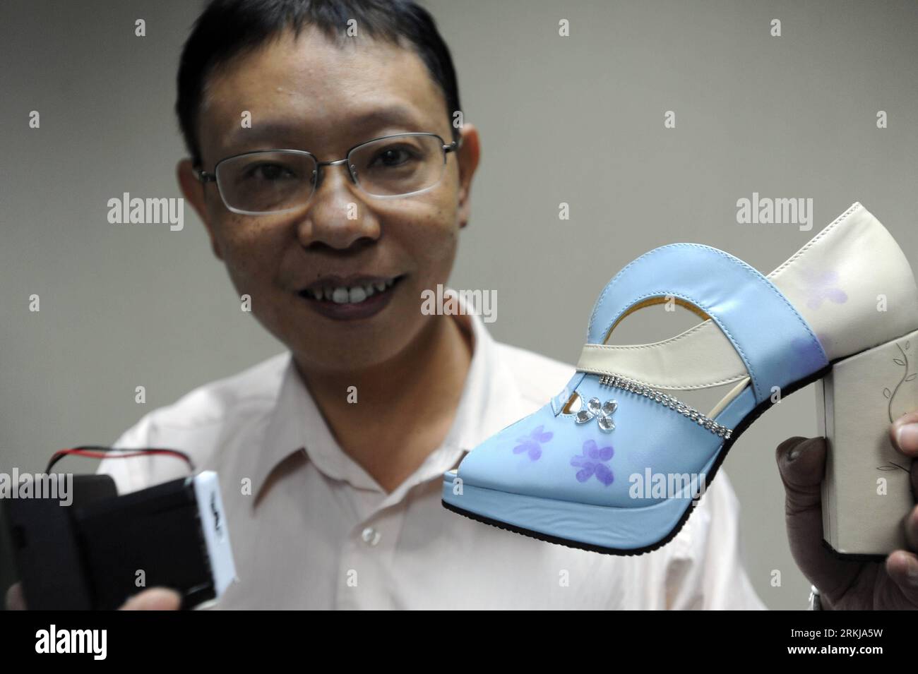 Bildnummer : 56064633 Datum : 22.09.2011 Copyright : imago/Xinhua (110922) -- TAIPEI, 22 septembre 2011 (Xinhua) -- un membre du personnel présente une paire de chaussures sensibles à la lumière lors de la conférence de presse de 2011 Taipei International invention Show and Technomart à Taipei, dans le sud-est de la Chine Taiwan, le 22 septembre 2011. L'événement ouvrira le 29 septembre et accueillera quelque 700 inventeurs, institutions et organisations connexes au Taipei World Trade Center. (Xinhua/Wu Ching-teng) (jy) CHINA-TAIPEI-INTERNATIONAL INVENTION SHOW AND TECHNOMART (CN) PUBLICATIONxNOTxINxCHN Wirtschaft Gesellschaft innovation Innovationismes Banque D'Images