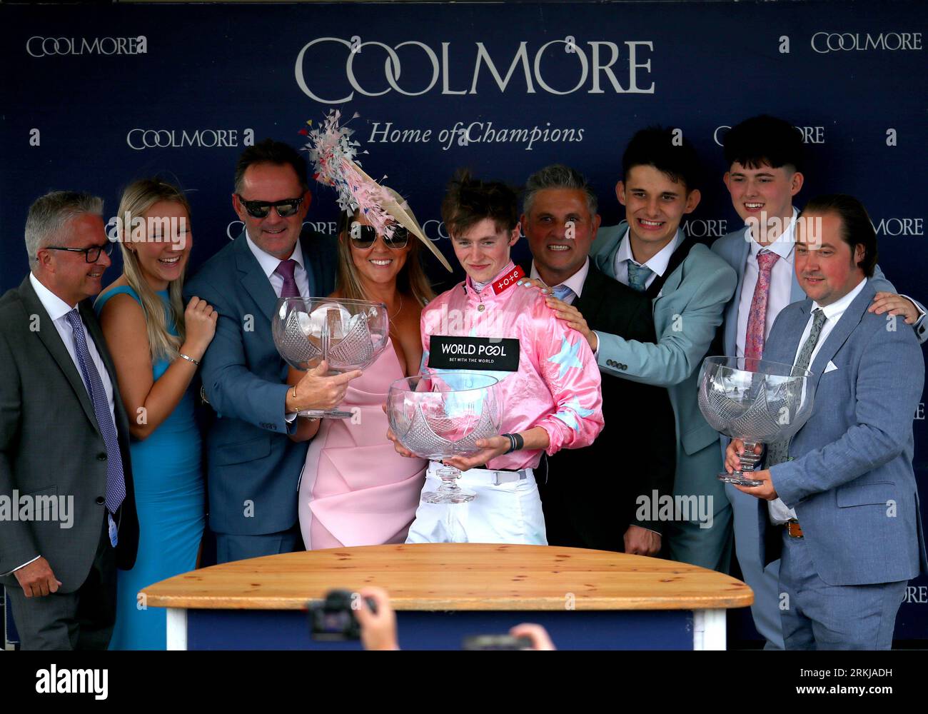 Le jockey Sean Kirrane, l'entraîneur Adam West et les personnes gagnantes célèbrent avec leurs trophées après que Live in the Dream ait remporté les Coolmore Wootton Bassett Nunthorpe Stakes le troisième jour du Sky Bet Ebor Festival à l'hippodrome de York. Date de la photo : Vendredi 25 août 2023. Banque D'Images
