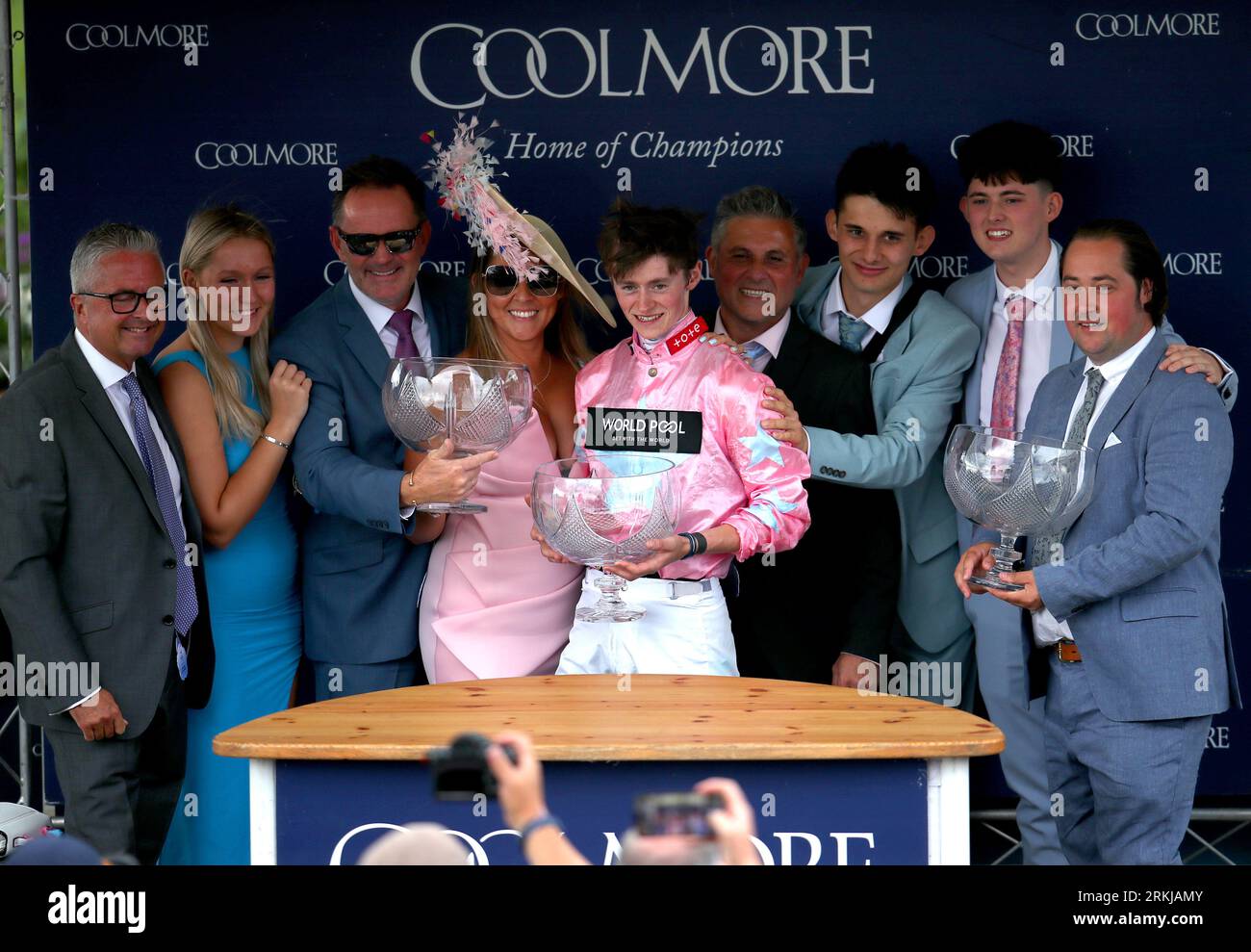 Le jockey Sean Kirrane, l'entraîneur Adam West et les personnes gagnantes célèbrent avec leurs trophées après que Live in the Dream ait remporté les Coolmore Wootton Bassett Nunthorpe Stakes le troisième jour du Sky Bet Ebor Festival à l'hippodrome de York. Date de la photo : Vendredi 25 août 2023. Banque D'Images