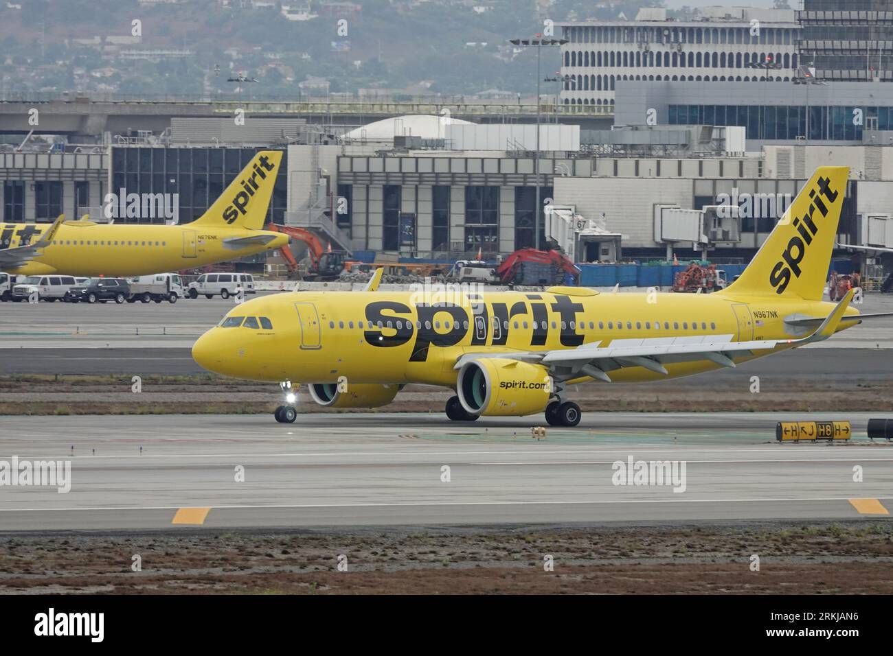 Los Angeles, Californie / États-Unis - 21 août 2023 : un avion de ligne commercial Airbus A320 jaune, exploité par Spirit Airlines, est montré au sol à LAX. Banque D'Images