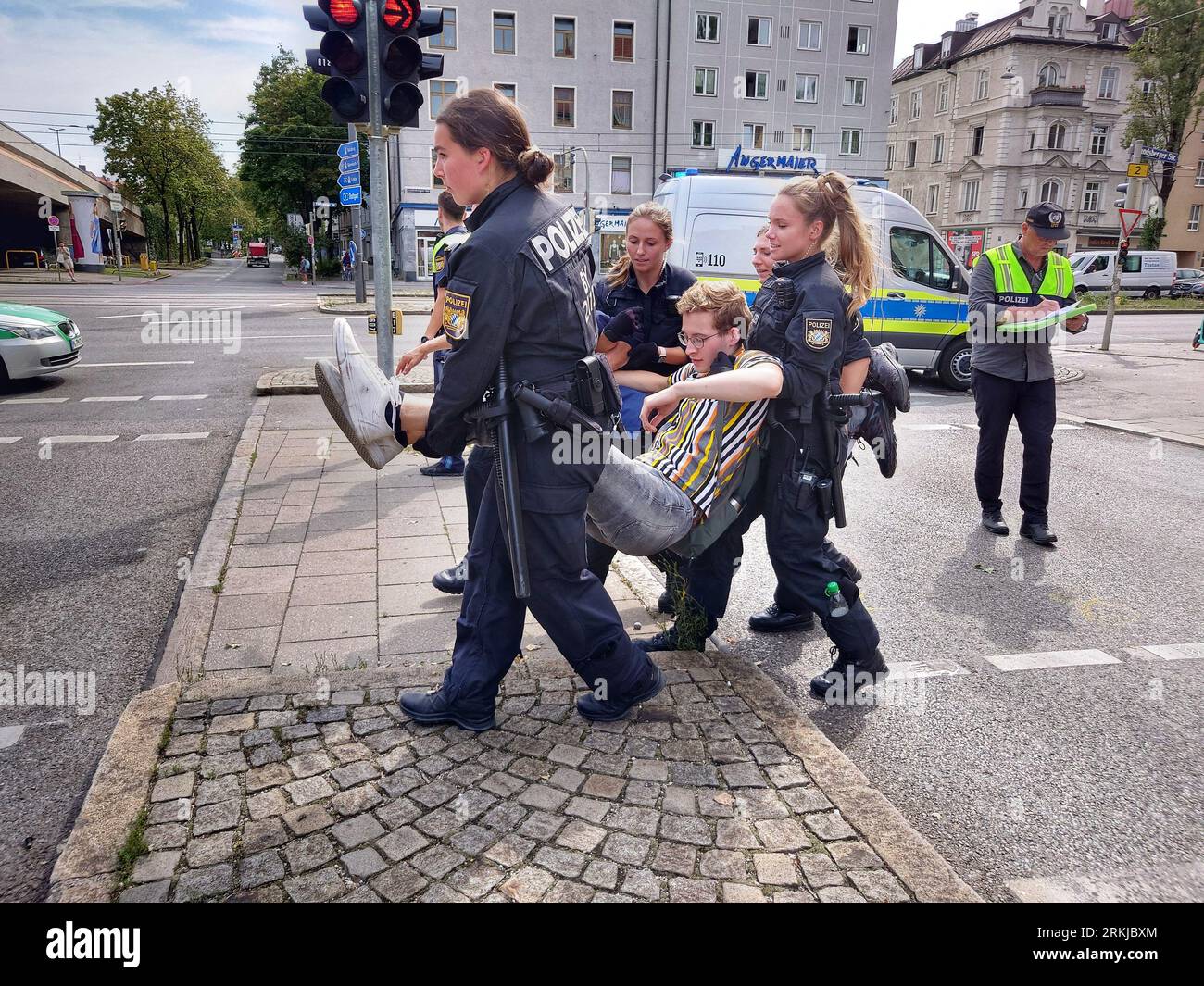 Munich, Bavière, Allemagne. 25 août 2023. Pour une deuxième journée consécutive, les militants pour le climat de la génération Letzte ont mis en place un blocus de rue à Munich, en Allemagne. Letzte Generation (dernière génération), un groupe militant pour le climat, avait prévu de mener des actions dans tout Munich alors qu’ils se dirigeaient vers le sud. (Image de crédit : © Sachelle Babbar/ZUMA Press Wire) USAGE ÉDITORIAL SEULEMENT! Non destiné à UN USAGE commercial ! Banque D'Images