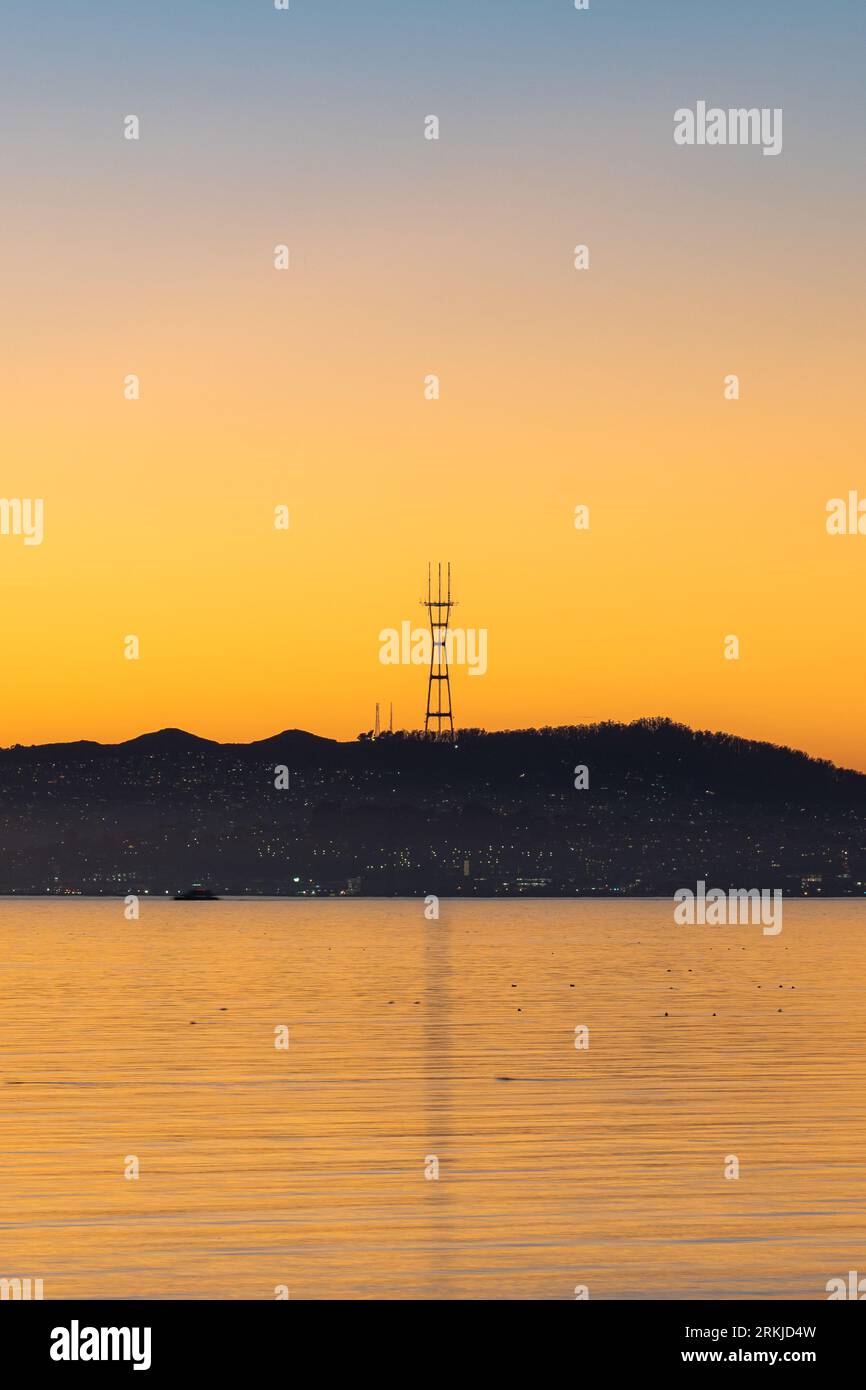 La Skyline emblématique de San Francisco, Californie au coucher du soleil Banque D'Images