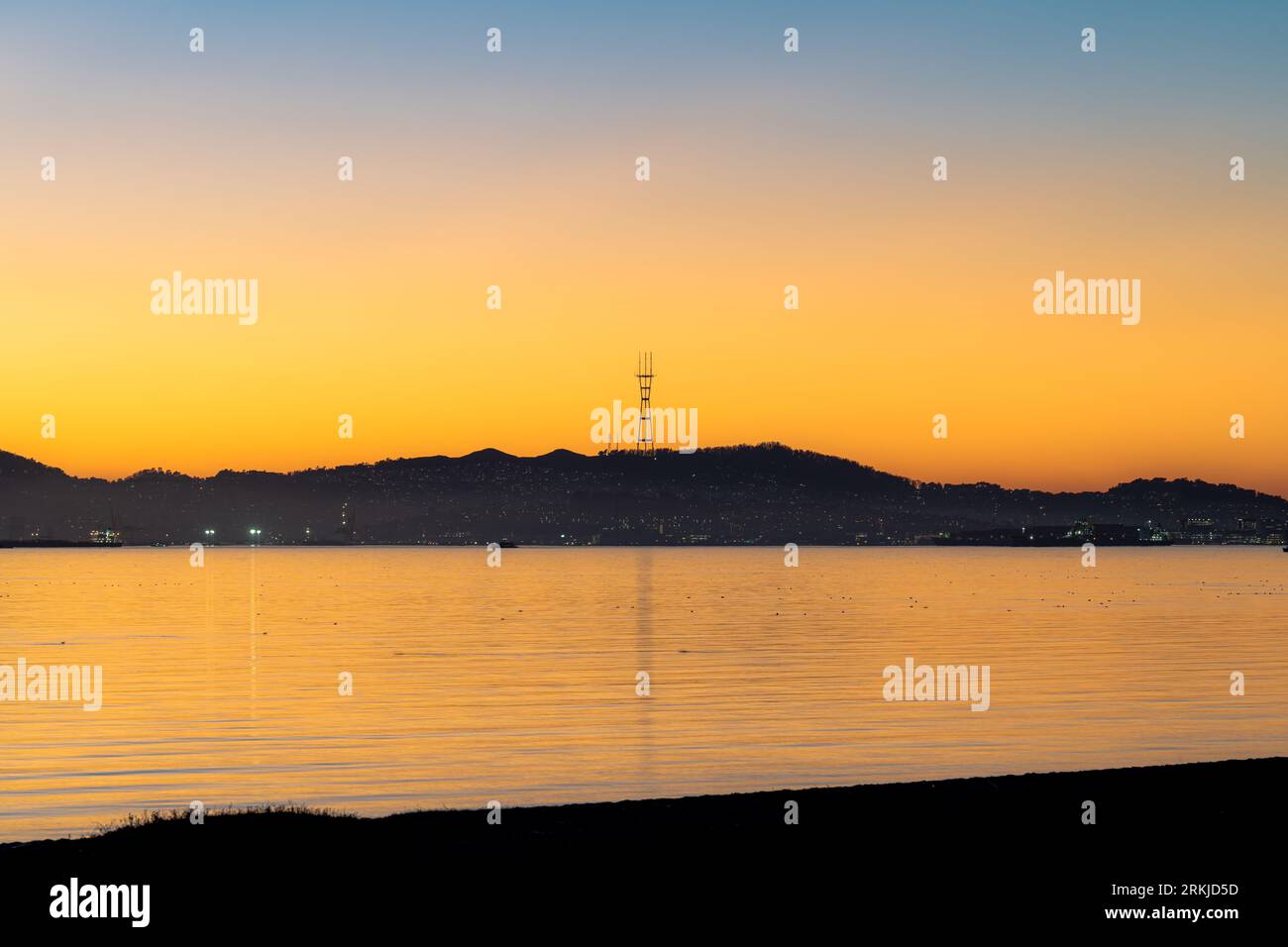 La Skyline emblématique de San Francisco, Californie au coucher du soleil Banque D'Images