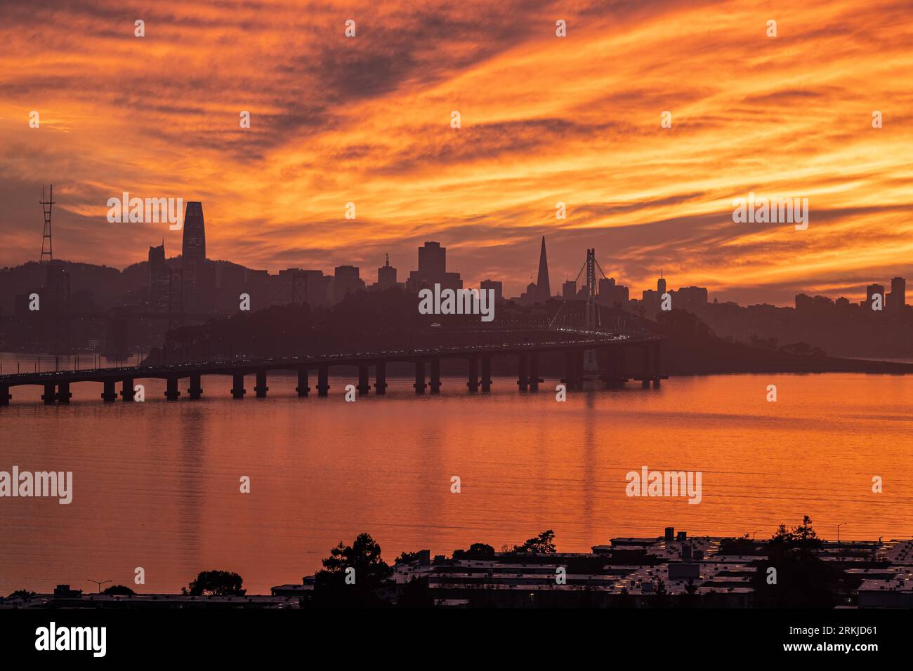 La Skyline emblématique de San Francisco, Californie au coucher du soleil Banque D'Images