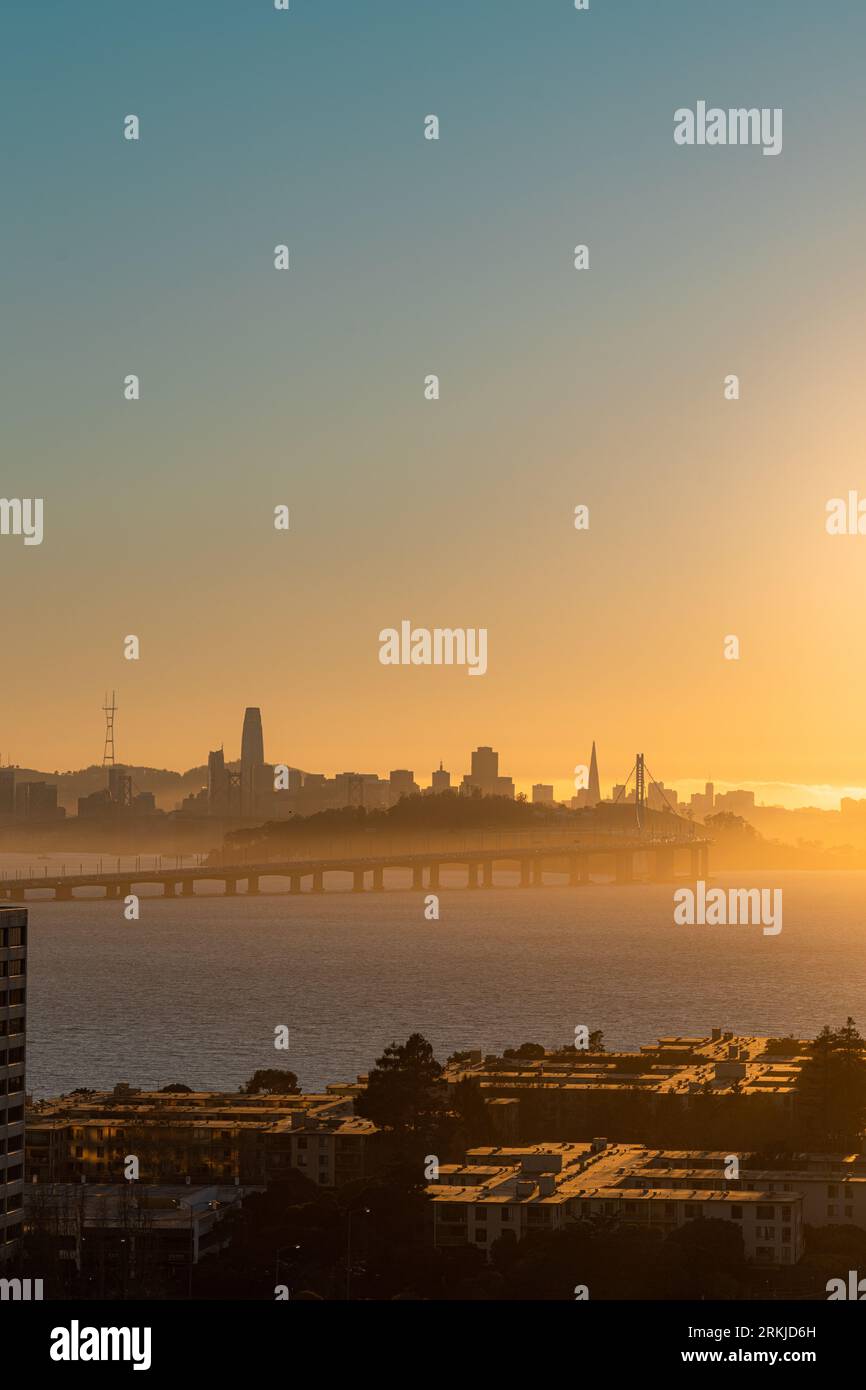 La Skyline emblématique de San Francisco, Californie au coucher du soleil Banque D'Images
