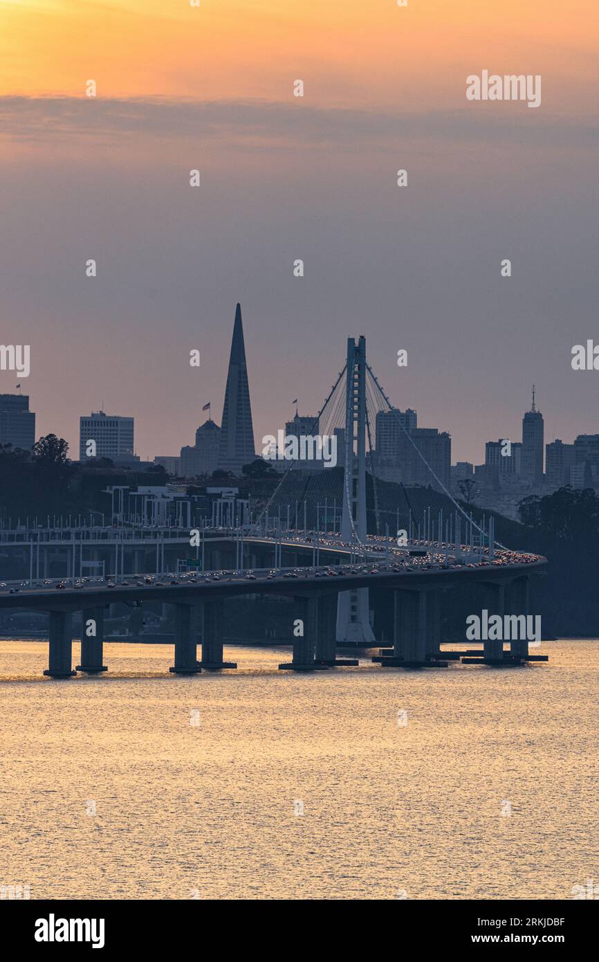 La Skyline emblématique de San Francisco, Californie au coucher du soleil Banque D'Images