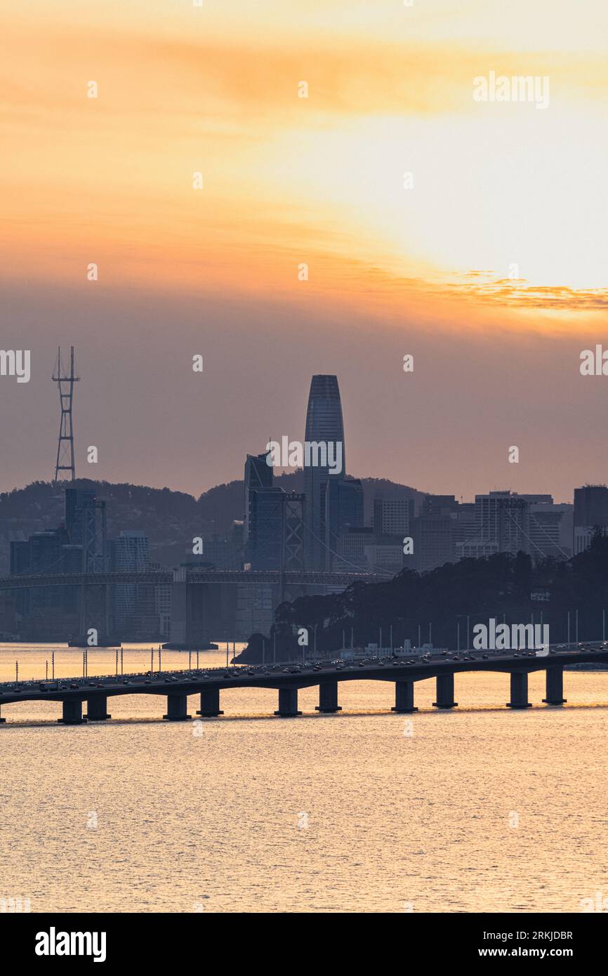 La Skyline emblématique de San Francisco, Californie au coucher du soleil Banque D'Images