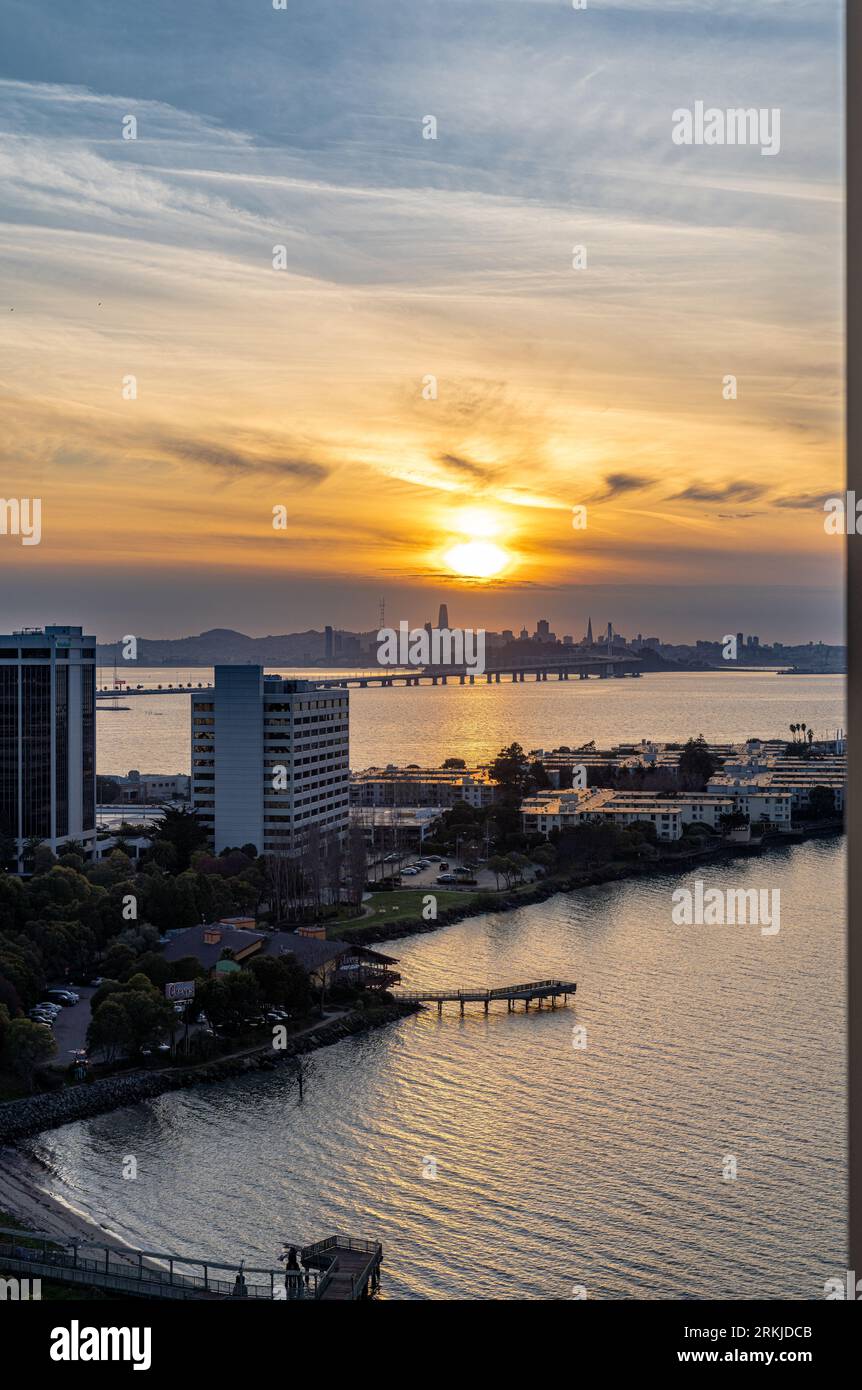 La Skyline emblématique de San Francisco, Californie au coucher du soleil Banque D'Images