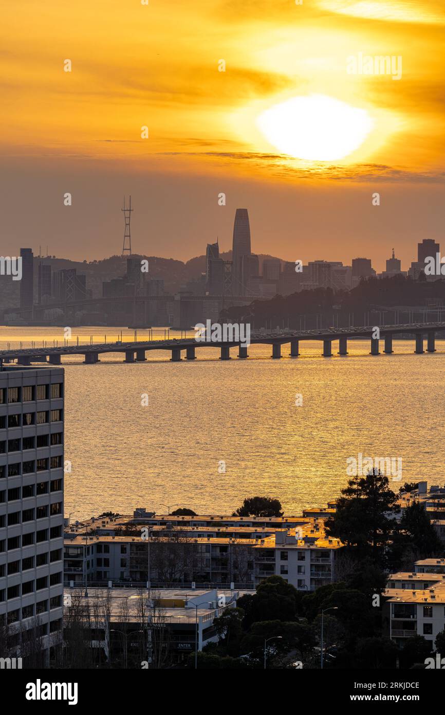La Skyline emblématique de San Francisco, Californie au coucher du soleil Banque D'Images