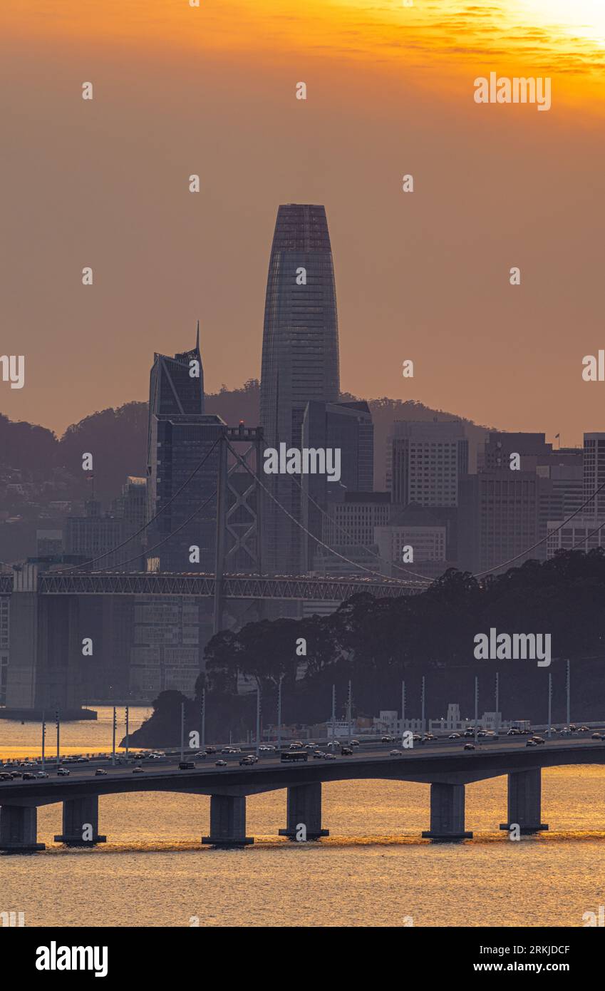 La Skyline emblématique de San Francisco, Californie au coucher du soleil Banque D'Images