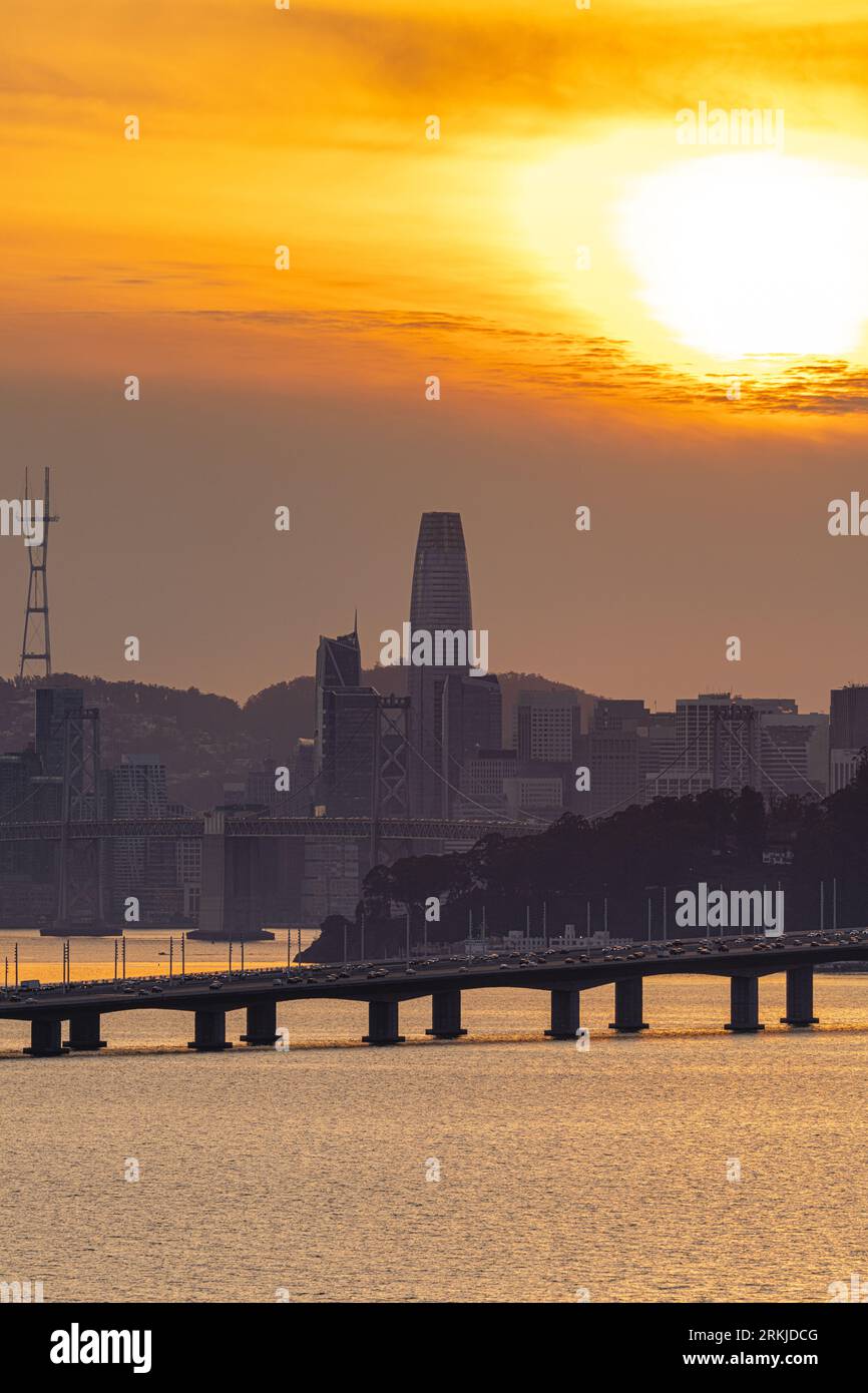 La Skyline emblématique de San Francisco, Californie au coucher du soleil Banque D'Images