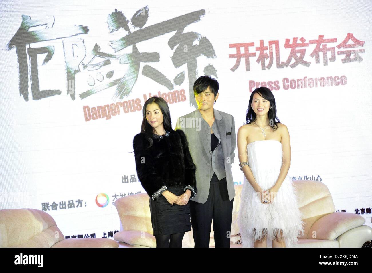 Bildnummer : 56116047 Datum : 26.09.2011 Copyright : imago/Xinhua (110926) -- BEIJING, 26 septembre 2011 (Xinhua) -- l'actrice Cecilia Cheung, l'acteur Jang Dong Dun et l'actrice Zhang Ziyi (de gauche à droite) assistent à une conférence de presse du film Dangerous liaisons à Beijing, capitale de la Chine, le 26 septembre 2011. Le film, réalisé par le réalisateur sud-coréen Jin-ho Hur, sera diffusé en 2012. (Xinhua)(mcg) CHINA-BEIJING-FILM-DANGEROUS LIAISONS-PRESS CONFERENCE (CN) PUBLICATIONxNOTxINxCHN People film Entertainment Kultur Filmpremiere première x0x xtm 2011 quer 56116047 Date 26 09 2011 Copyright IM Banque D'Images