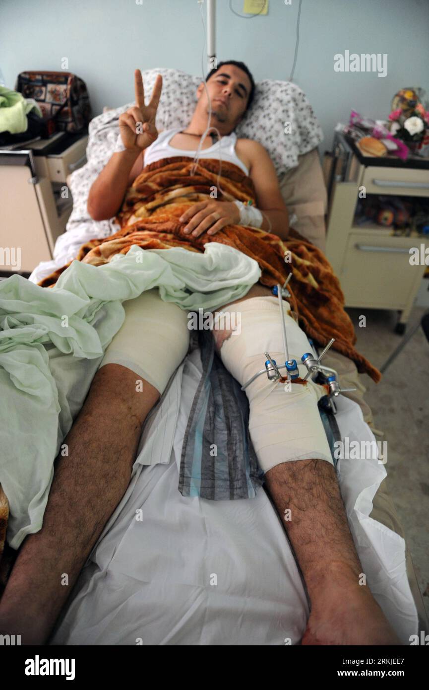 Bildnummer : 56129047 Datum : 27.09.2011 Copyright : imago/Xinhua (110927) -- TRIPOLI, 27 septembre 2011 (Xinhua) -- un homme blessé reçoit un traitement médical dans un hôpital de la capitale libyenne Tripoli sur cette photo prise le 23 septembre 2011. On estime que 25 000 Libyens ont été tués et 50 000 blessés depuis le début du conflit en février. (Xinhua/Li Muzi) (nxl) LIBYA-TRIPOLI-HOSPITAL PUBLICATIONxNOTxINxCHN Gesellschaft Krieg Bürgerkrieg Opfer Krankenhaus Verletzte x0x xst 2011 hoch Highlight premiumd 56129047 Date 27 09 2011 Copyright Imago XINHUA Tripoli sept 27 2011 XINHUA à In Banque D'Images
