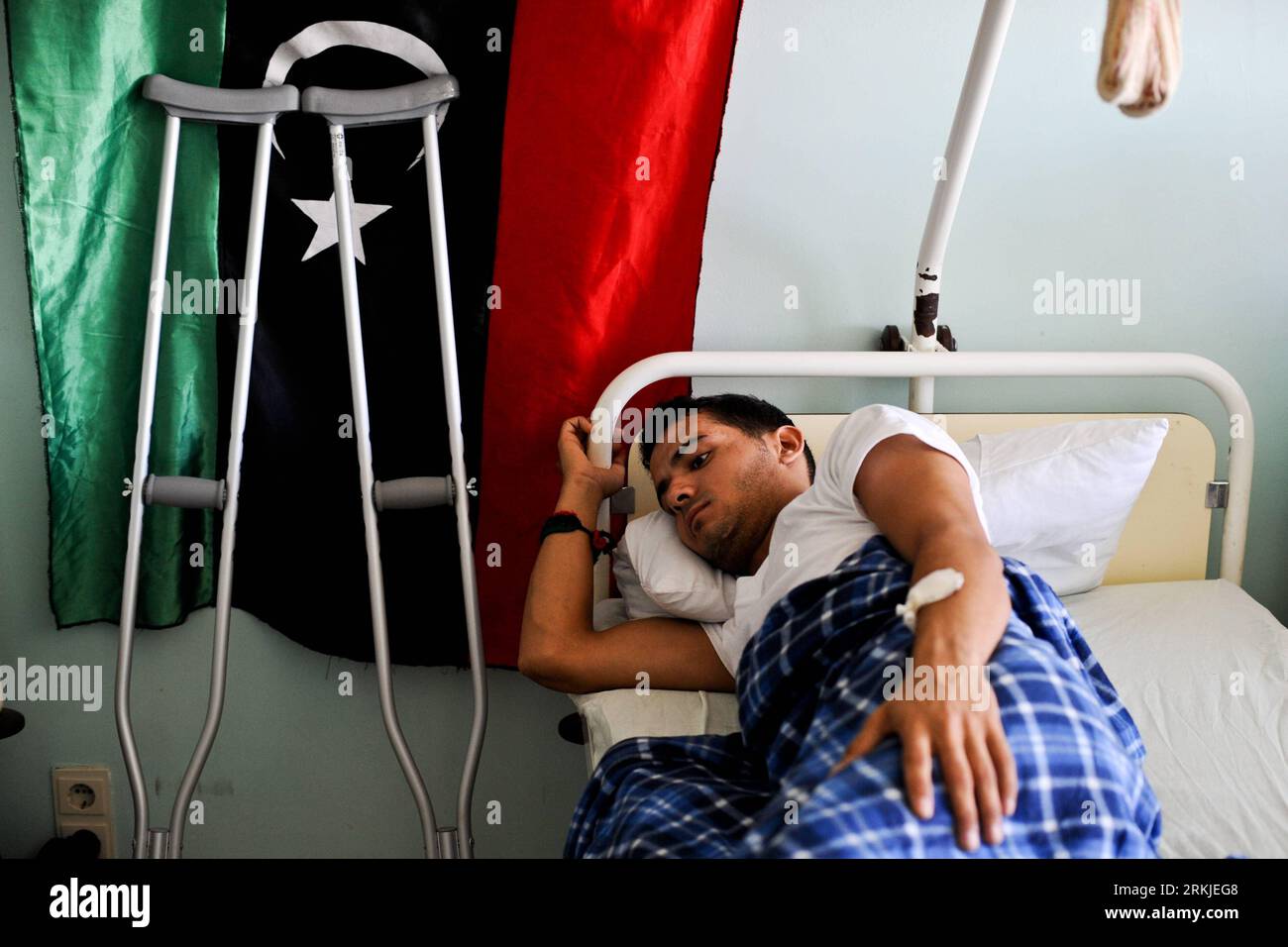 Bildnummer : 56129044 Datum : 27.09.2011 Copyright : imago/Xinhua (110927) -- TRIPOLI, 27 septembre 2011 (Xinhua) -- un homme blessé reçoit un traitement médical dans un hôpital de la capitale libyenne Tripoli sur cette photo prise le 23 septembre 2011. On estime que 25 000 Libyens ont été tués et 50 000 blessés depuis le début du conflit en février. (Xinhua/Li Muzi) (nxl) LIBYA-TRIPOLI-HOSPITAL PUBLICATIONxNOTxINxCHN Gesellschaft Krieg Bürgerkrieg Opfer Krankenhaus Verletzte x0x xst 2011 quer 56129044 Date 27 09 2011 Copyright Imago XINHUA Tripoli sept 27 2011 XINHUA à l'homme blessé reçoit Banque D'Images
