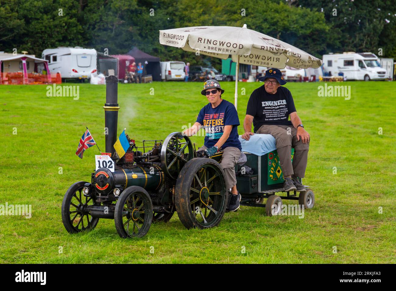Fordingbridge, Hampshire Royaume-Uni. 25 août 2023. Le tout premier Steam & Vintage Fest a lieu à Fordingbridge Hampshire, le premier jour de l'événement de 3 jours, qui a eu lieu alors que le Great Dorset Steam Fair n'avait pas lieu cette année. Rallye à vapeur de Fordingbridge. Un mélange de machines à vapeur, de véhicules anciens, d'animaux et bien plus encore, ainsi que des stands commerciaux et de la musique en soirée offrent des divertissements tandis que les visiteurs affluent pour profiter du festival. Moteur de traction agricole monocylindre A9 à vapeur miniature à l'échelle de 4 pi. Crédit : Carolyn Jenkins/Alamy Live News Banque D'Images