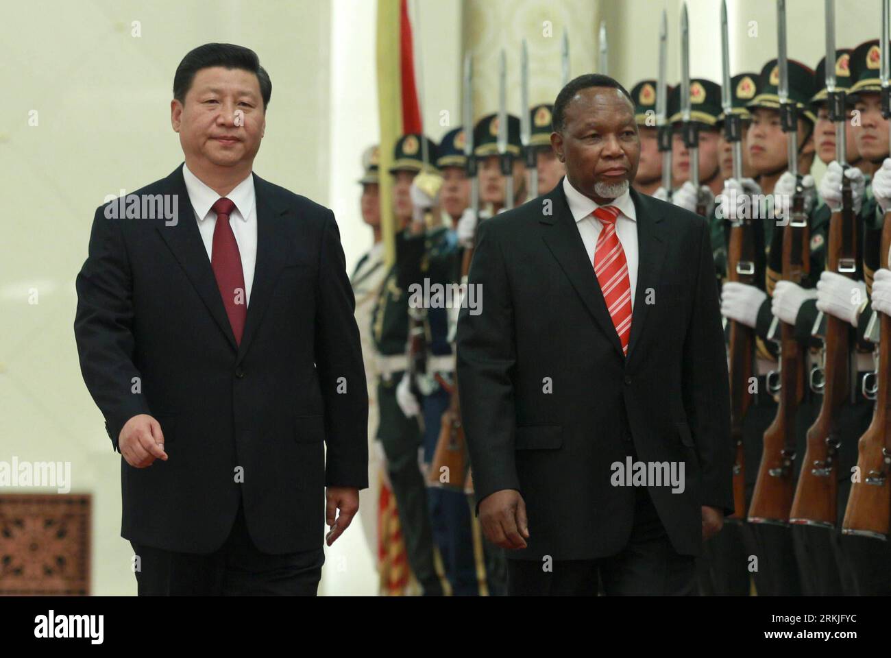 Bildnummer : 56133291 Datum : 28.09.2011 Copyright : imago/Xinhua (110928) -- BEIJING, 28 septembre 2011 (Xinhua) -- le vice-président chinois Xi Jinping (L) et le vice-président sud-africain en visite Kgalema Motlanthe inspectent les gardes d'honneur lors d'une cérémonie de bienvenue à Beijing, capitale de la Chine, le 28 septembre 2011. (Xinhua/Pang Xinglei) (hdt) CHINE-PÉKIN-XI JINPING-AFRIQUE DU SUD-CÉRÉMONIE DE BIENVENUE (CN) PUBLICATIONxNOTxINxCHN People Politik xda x0x 2011 quer 56133291 Date 28 09 2011 Copyright Imago XINHUA Pékin sept 28 2011 XINHUA Vice-président chinois Xi Jinping l et visite de l'Afrique du Sud VI Banque D'Images