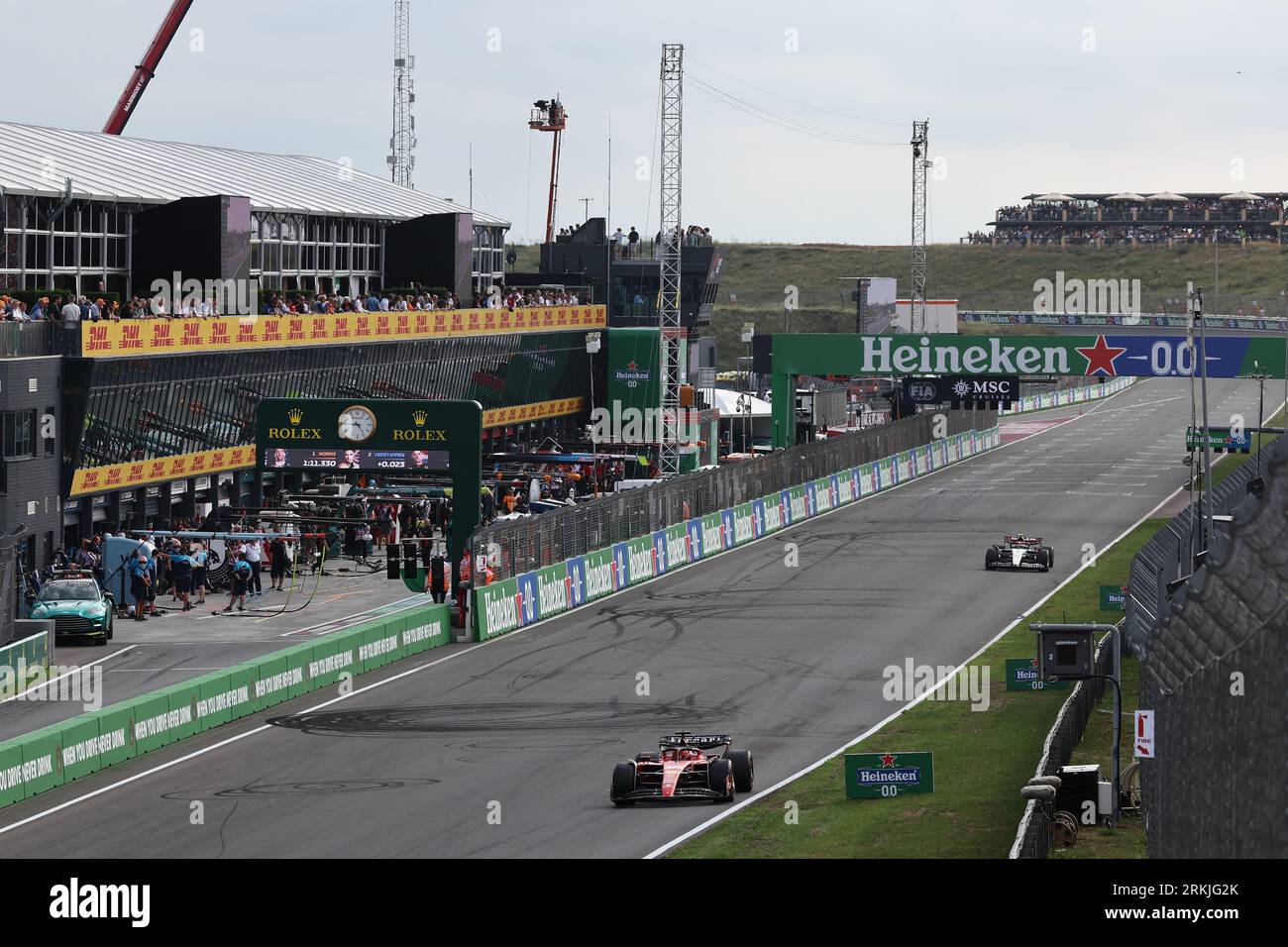 Charles Leclerc (mon) Ferrari SF-23. Crédit : James Moy/Alamy Live News Banque D'Images