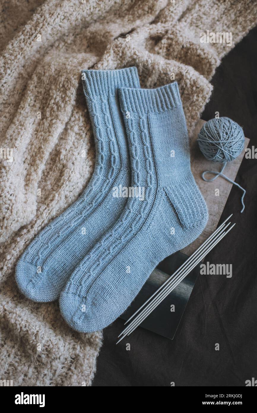 Chaussettes tricotées à la main avec aiguilles et boules de fils. Concept pour la main et l'hygge vie lente. Banque D'Images