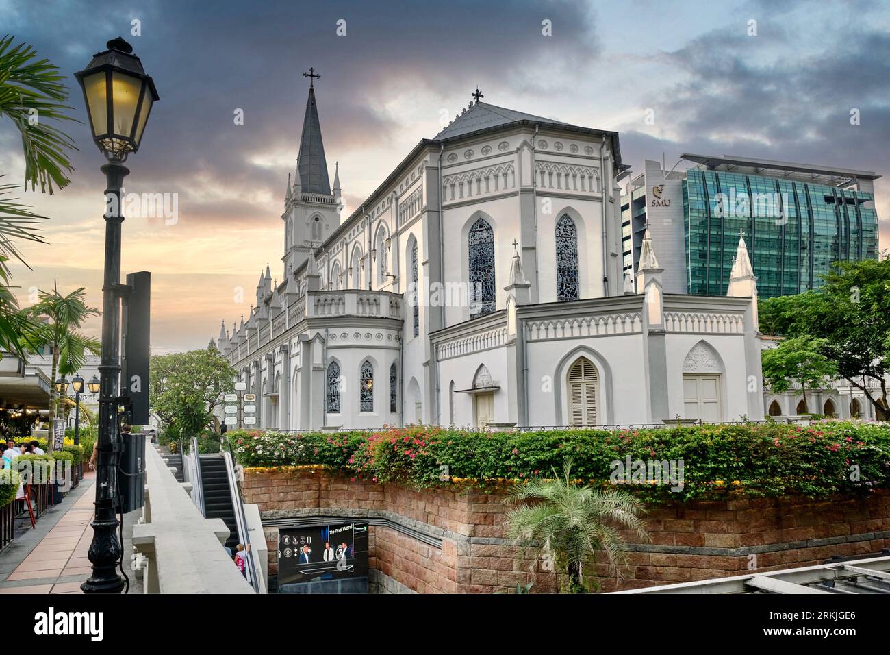 La soirée tombe sur CHIJMES, un restaurant et un bar dans le quartier de bras Basah, Singapour, anciennement le couvent de l'enfant Jésus Banque D'Images