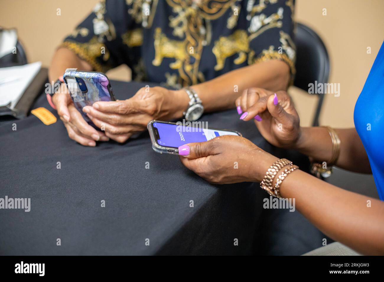 Detroit, Michigan - l'Église du Messie offre un soutien technique individuel aux personnes qui veulent en savoir plus sur leurs appareils numériques. Un enseignant ( Banque D'Images