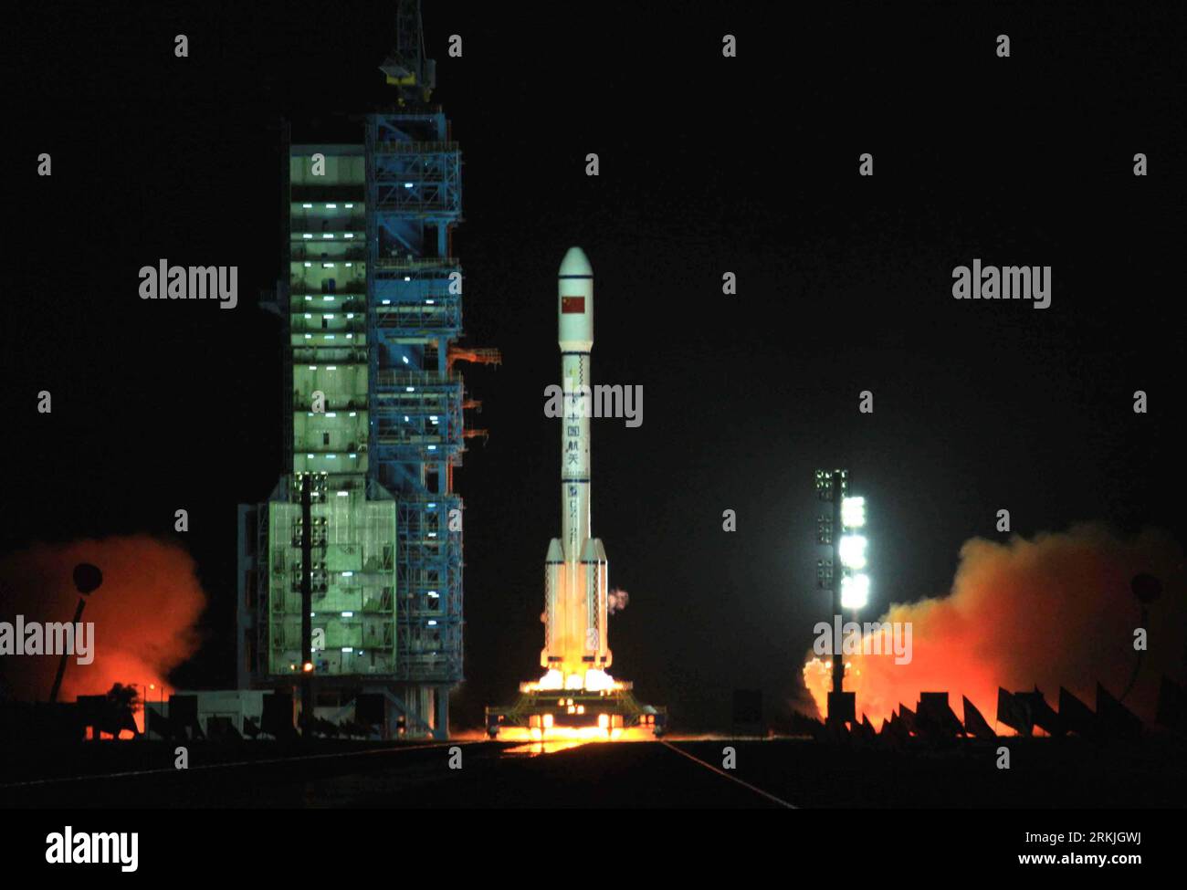 Bildnummer : 56135237 Datum : 29.09.2011 Copyright : imago/Xinhua (110929) -- JIUQUAN, 29 septembre 2011 (Xinhua) -- Une fusée longue March-2FT1 chargée de module de laboratoire spatial sans pilote Tiangong-1 explose de la rampe de lancement du centre de lancement de satellites de Jiuquan dans la province du Gansu du nord-ouest de la Chine, le 29 septembre 2011. Le commandant en chef du programme spatial habité chinois, Chang Wanquan, a annoncé jeudi soir que le lancement du module de laboratoire spatial Tiangong-1 était un succès. (Xinhua/Wang Jianmin) (hdt) (TIANGONG-1)CHINA-SPACE LAB MODULE-LAUNCH (CN) PUBLICATIONxNOTxINxCHN Gesellschaft Raumfahrt Rakete R Banque D'Images