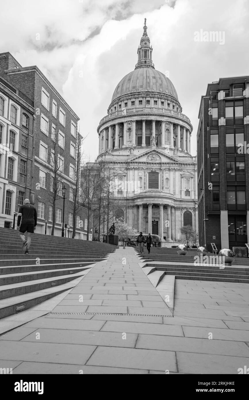 Wew noir et blanc sur la cathédrale Saint-Paul avec des reflets dans la passerelle du centre commercial One New change Banque D'Images