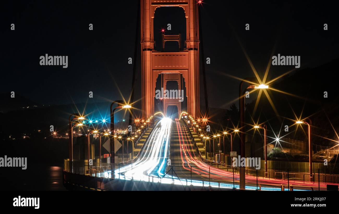 Une photo longue exposition de l'emblématique Golden Gate Bridge à San Francisco, en Californie Banque D'Images