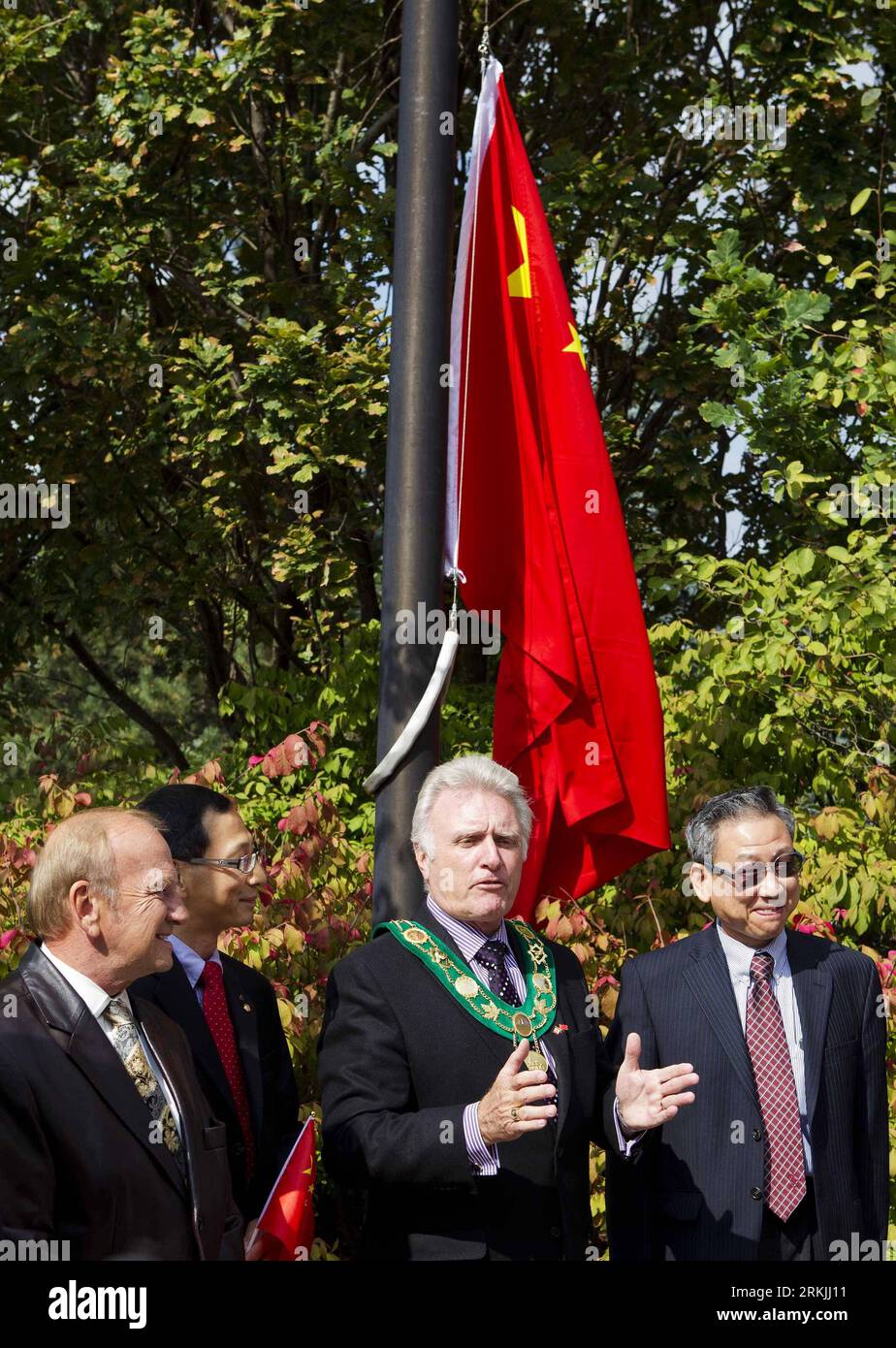 Bildnummer : 56138930 Datum : 30.09.2011 Copyright : imago/Xinhua (110930) -- TORONTO, 30 septembre 2011 (Xinhua) -- le consul général de Chine à Toronto Chen Ligang (1e R) et le maire de Pickering David Ryan (2e R) assistent à la cérémonie de levée du drapeau national chinois pour célébrer le 62e anniversaire de la fondation de la République populaire de Chine, à Pickering, au Canada, le 30 septembre 2011. (Xinhua/Zou Zheng) CANADA-TORONTO-CHINA-NATONAL DAY PUBLICATIONxNOTxINxCHN People Politik xns x0x 2011 hoch 56138930 Date 30 09 2011 Copyright Imago XINHUA Toronto sept 30 2011 XINHUA Consul G. Banque D'Images
