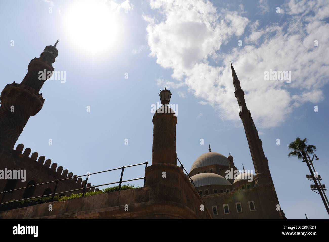 Bildnummer : 56141219 Datum : 02.10.2011 Copyright : imago/Xinhua (111002) -- LE CAIRE, 2 octobre 2011 (Xinhua) -- la photo prise le 2 octobre 2011 montre la mosquée de Muhammad Ali au Caire, en Égypte. La Mosquée de Muhammad Ali Pacha est située au sommet de la Citadelle du Caire et commandée par Muhammad Ali Pacha entre 1830 et 1848. La mosquée ottomane, avec sa silhouette animée et ses minarets jumeaux, est la mosquée la plus visible du Caire. La mosquée a été construite en mémoire de Tusun Pacha, fils aîné de Muhammad Ali, décédé en 1816. Cette mosquée, avec la citadelle, est l'un des points de repère et de touris Banque D'Images