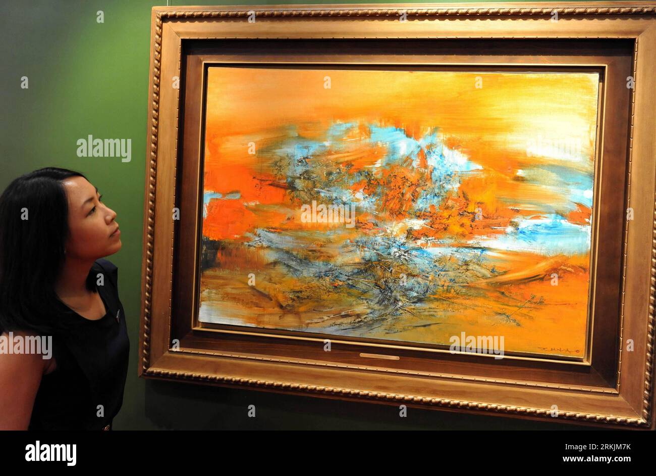 Bildnummer : 56143901 Datum : 30.09.2011 Copyright : imago/Xinhua (111004) -- HONG KONG, 4 octobre 2011 (Xinhua) -- Un visiteur a regardé la peinture à l'huile 10.1.68 lors d'un avant-première médiatique à Hong Kong, dans le sud de la Chine, le 30 septembre 2011. L'œuvre, créée par Zhao Wuji, a martelé à 68,98 millions de dollars de Hong Kong (environ 8,9 millions de dollars américains) lundi. La vente aux enchères d'automne organisée par Sotheby s Hong Kong lundi a vendu 140 œuvres créées par des artistes modernes, avec un volume total de 337 millions de dollars de Hong Kong (environ 43 millions de dollars américains). (Xinhua/Song Zhenping) (lj) CHINE-HONG KONG-PEINTURE-ENCHÈRE (CN) P Banque D'Images