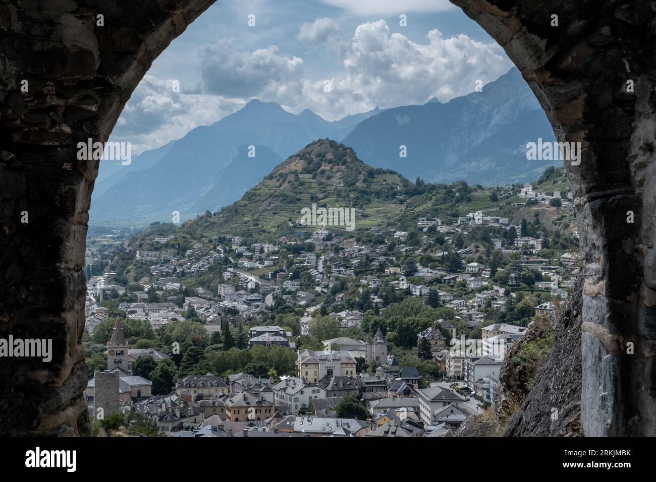 Beau paysage de Sion à travers la porte du château en Suisse Banque D'Images