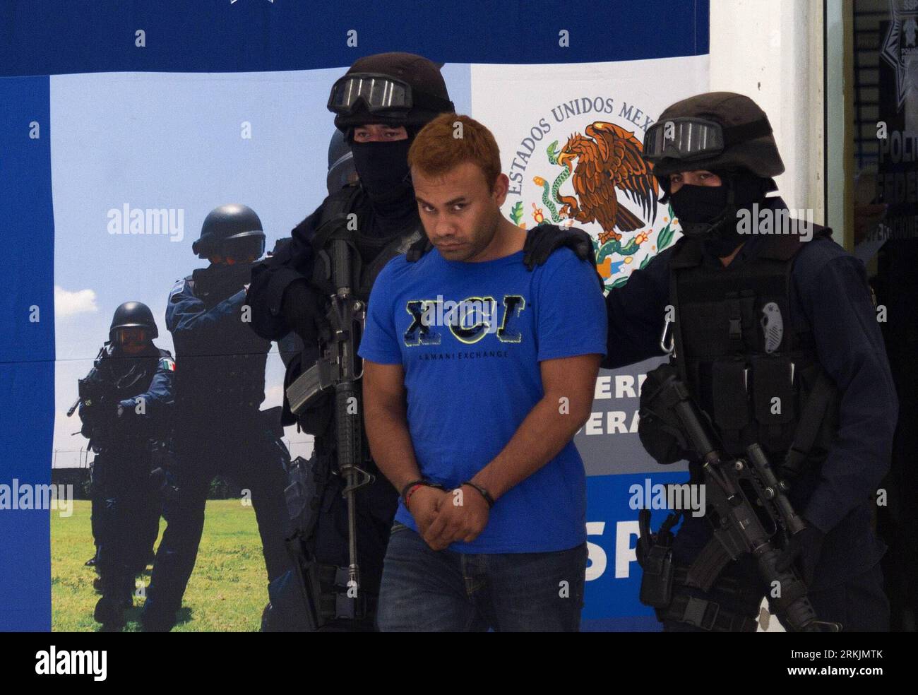 Bildnummer : 56146108 Datum : 04.10.2011 Copyright : imago/Xinhua (111005) -- MEXICO, 5 octobre 2011 (Xinhua) -- escorte de la police fédérale Jose Alberto Loera (C), également connu sous le nom d'el Voltaje , lors de sa présentation à la presse à Mexico, capitale du Mexique, le 4 octobre 2011. Loera a été identifié comme l'un des responsables présumés de la planification et de l'exécution de l'attaque du Casino Royale. (Xinhua/Claudio Cruz) (WN) MEXICO-MEXICO CITY-CASINO ROYALE-ARREST PUBLICATIONxNOTxINxCHN People Gesellschaft Kriminalität Polizei Vorführung xjh x0x premiumd 2011 quer 56146108 Date 04 10 2011 Copyri Banque D'Images