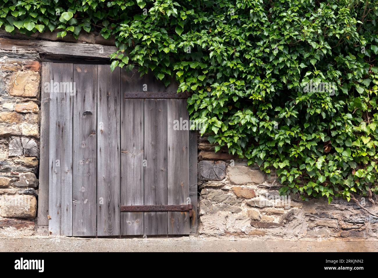 Fenêtres en bois du vieux cottage Banque D'Images