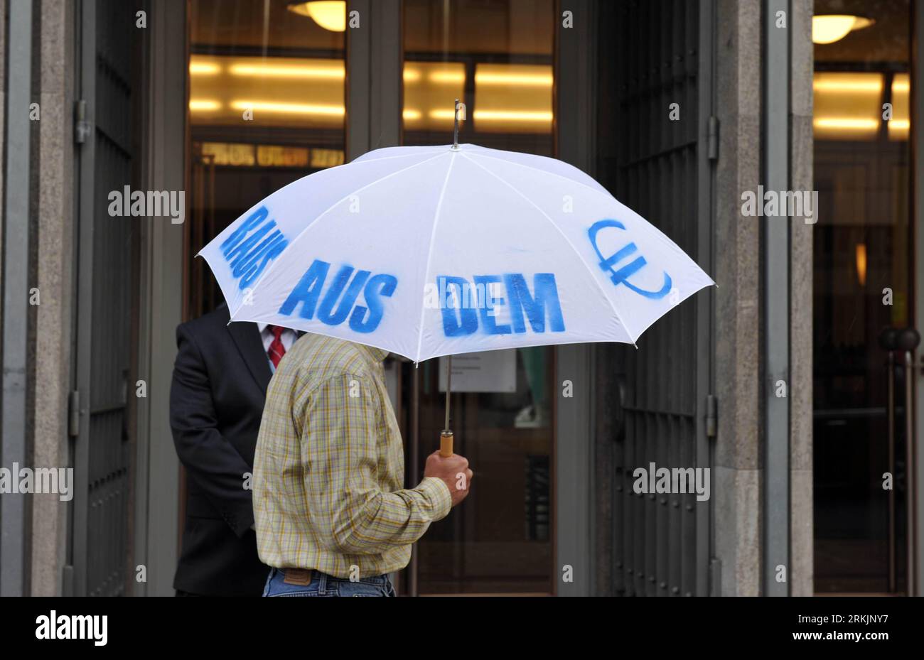 Bildnummer : 56152828 Datum : 06.10.2011 Copyright : imago/Xinhua (111006) -- BERLIN, 6 octobre 2011(Xinhua) -- un manifestant tient un parapluie en écrivant ° leave from the Euro± lors d'une manifestation contre les prêts de¯allemands aux pays endettés devant le bâtiment de la Deutsche Bundesbank où la réunion du Conseil des gouverneurs de la Banque centrale européenne (BCE) se tiendra à Berlin, capitale de l'Allemagne, le 6 octobre 2011. (Xinhua/Ma Ning) ALLEMAGNE-BERLIN-ECB-PROTEST PUBLICATIONxNOTxINxCHN Gesellschaft Protest Demo Euro Rettungsschirm Europa Stabilitätsmechanismus GER x0x xtm 2011 quer premiumd 56152828 Date 06 1 Banque D'Images