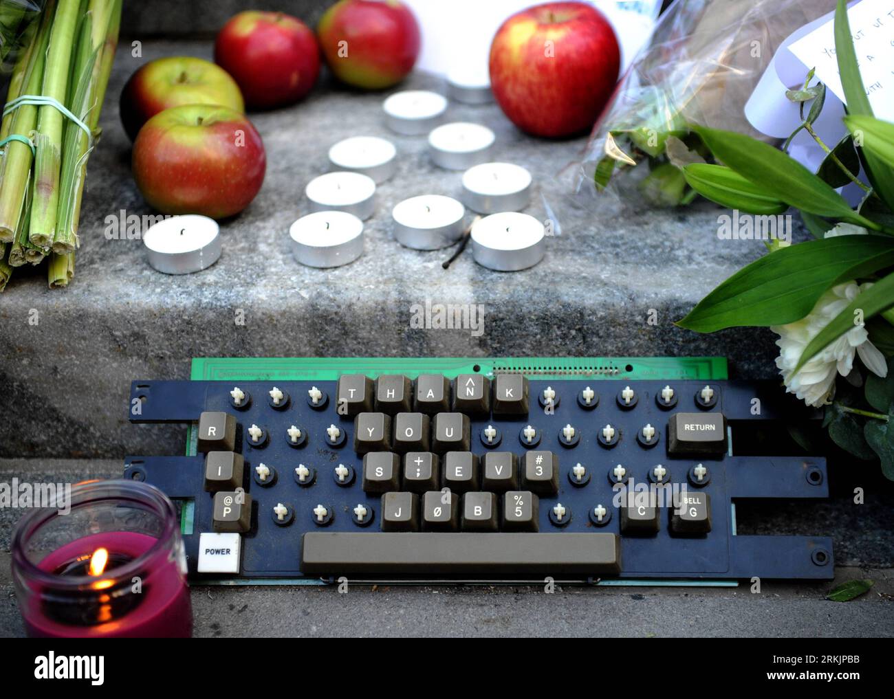 Bildnummer : 56154360 Datum : 06.10.2011 Copyright : imago/Xinhua (111006) -- NEW YORK, 6 octobre 2011 (Xinhua) -- Un clavier d'un ordinateur Apple ancien est placé à l'extérieur du magasin phare d'Apple sur la 5e Avenue à New York, aux États-Unis, le 6 octobre 2011. Les New-Yorkais sont venus ici jeudi pour offrir leurs condoléances au co-fondateur et ancien PDG d’Apple Inc, Steve Jobs, décédé mercredi à l’âge de 56 ans. (Xinhua/Shen Hong) (wjd) US-NEW YORK-APPLE-STEVE JOBS-CONSOLENCE PUBLICATIONxNOTxINxCHN Gesellschaft Wirtschaft USA Trauer Gedenken Anteilnahme Gründer Firmengründer Apple xn Banque D'Images