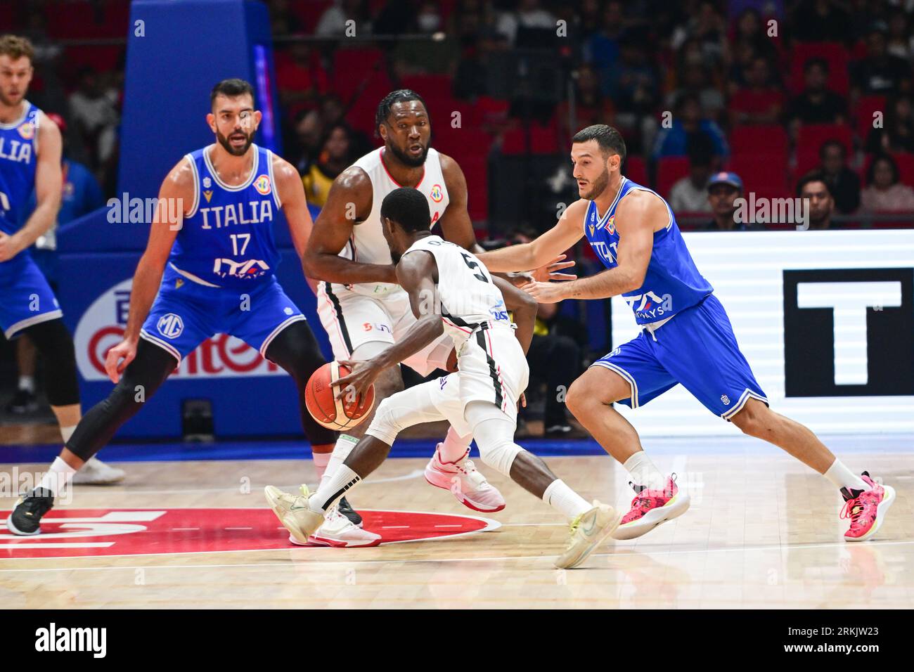 Bulacan, Philippines. 25 août 2023. Giampaolo Ricci (à gauche), Marco Spissu (à droite) de l'équipe italienne de basket-ball masculin et Childe Dundao (à droite) de l'équipe angolaise de basket-ball masculin vus en action lors du match de coupe du monde FIBA masculin de basket-ball 2023 entre l'Angola et l'Italie à la Philippine Arena. Score final ; Italie 81:67 Angola. (Photo Luis Veniegra/SOPA Images/Sipa USA) crédit : SIPA USA/Alamy Live News Banque D'Images