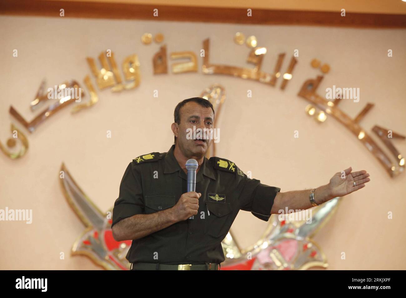 Bildnummer : 56170844 Datum : 12.10.2011 Copyright : imago/Xinhua (111012) -- LE CAIRE, LE 12 octobre 2011 (Xinhua) -- le major général Ismail Osman prend la parole lors d'une conférence de presse du Conseil suprême des forces armées au pouvoir en Égypte, au Caire, le 12 octobre 2011. (Xinhua/Nasser Nouri) (nxl) ÉGYPTE-LE CONSEIL MILITAIRE AU POUVOIR AU CAIRE-CONFÉRENCE DE PRESSE PUBLICATIONxNOTxINxCHN People Politik Militär PK premiumd xbs x0x 2011 quer 56170844 Date 12 10 2011 Copyright Imago XINHUA Cairo OCT 12 2011 XINHUA Major General Ismail Osman prend la parole lors d'une conférence de presse du Conseil suprême des Forces armées i au pouvoir en Égypte Banque D'Images