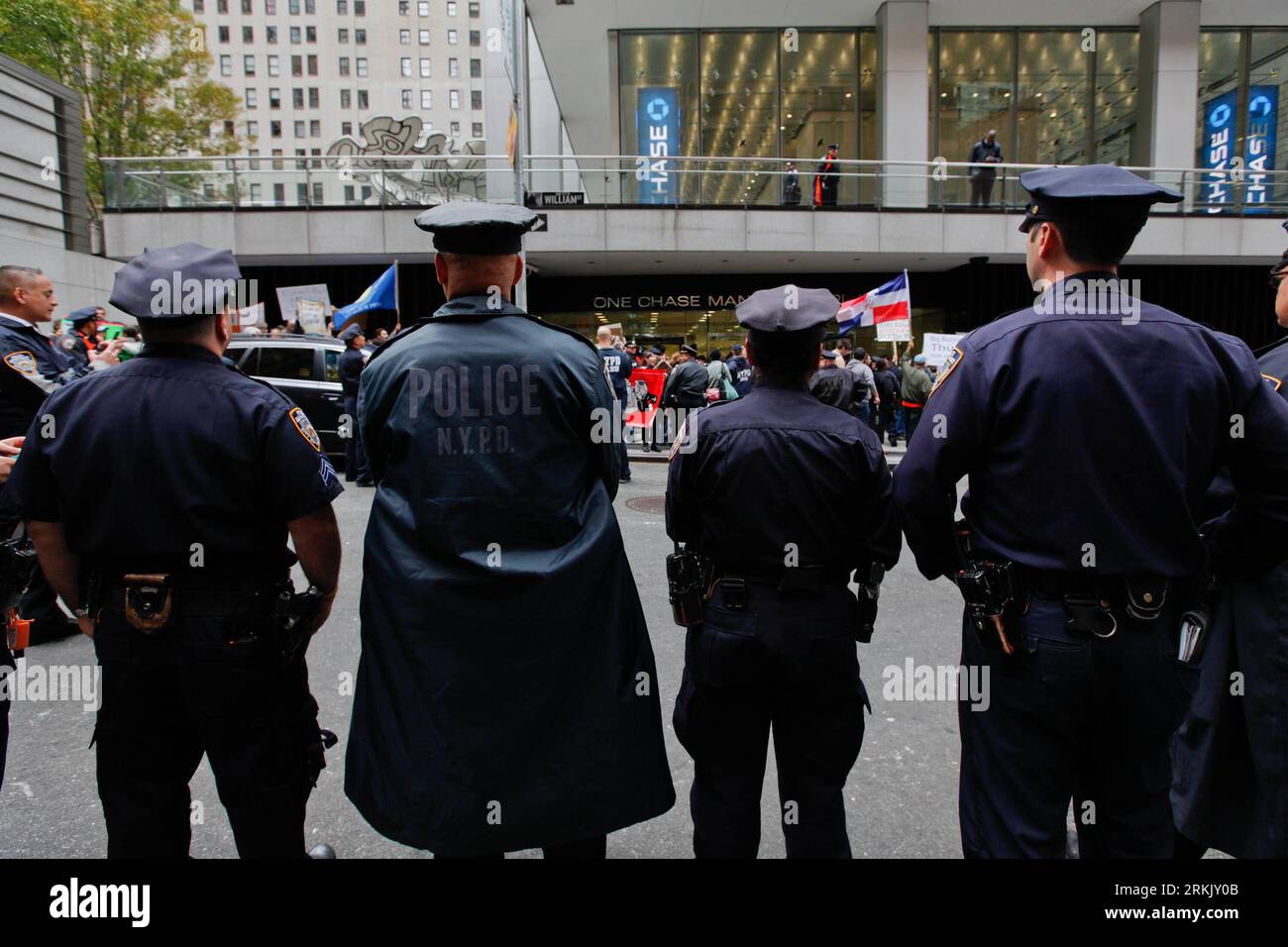 Bildnummer : 56171536 Datum : 12.10.2011 Copyright : imago/Xinhua (111012) -- NEW YORK, 12 octobre 2011 (Xinhua) -- la police se tient sur ses gardes pendant le mouvement Occupy Wall Street qui proteste devant One Chase Manhattan Plaza, New York, États-Unis, 12 octobre 2011. Le mouvement Occupy Wall Street avait l’intention de faire entendre leur voix par Jamie Dimon, PDG de JP Morgan Chase Bank mercredi. (Xinhua/Fan Xia) US-NEW YORK-PROTEST PUBLICATIONxNOTxINxCHN Gesellschaft Politik Wirtschaft Protest Bewegung Finanzkrise Wirtschaftskrise Krise USA Besetzt die anti xjh x0x 2011 quer premiumd 56171536 Date 12 1 Banque D'Images