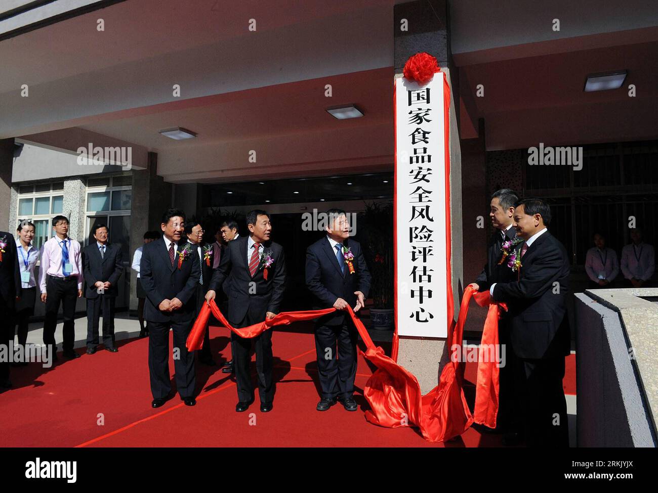 Bildnummer : 56175908 Datum : 13.10.2011 Copyright : imago/Xinhua (111013) -- BEIJING , 13 octobre 2011 (Xinhua) -- le ministre chinois de la Santé Chen Zhu (3e R) et d'autres invités assistent à la cérémonie de lancement du Centre national d'évaluation des risques pour la sécurité alimentaire à Beijing, capitale de la Chine, le 13 octobre 2011. Pour mieux superviser la sécurité alimentaire, la Chine a lancé jeudi à Pékin son Centre national sur l'évaluation des risques liés à la sécurité alimentaire. (Xinhua/HE Junchang) (lmm) CHINA-BEIJING-FOOD SAFETY-INSTITUTION (CN) PUBLICATIONxNOTxINxCHN People Politik Eröffnung Wissenschaft Lebensmittelsicherheit premiumd xbs x0x 2011 q Banque D'Images