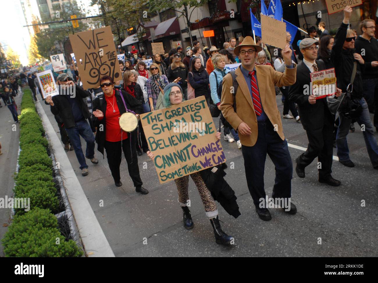 Bildnummer : 56184186 Datum : 15.10.2011 Copyright : imago/Xinhua (111016) -- VANCOUVER, 16 octobre 2011 (Xinhua) -- des manifestants défilent lors de la manifestation Occupy Vancouver à Vancouver, Canada, le 15 octobre 2011. Les manifestations Occupy Wall Street (OWS), qui ciblaient initialement la cupidité des entreprises, et leurs ramifications dans une solidarité pour l'action mondiale samedi se sont propagées dans des villes dans plus de 80 pays à travers le monde. (Xinhua/Sergei Bachlakov) CANADA-VANCOUVER-OCCUPY PROTEST PUBLICATIONxNOTxINxCHN Gesellschaft Politik Wirtschaft Demo Finanzkrise Finanzwirtschaftskrise Krise Banken x Banque D'Images