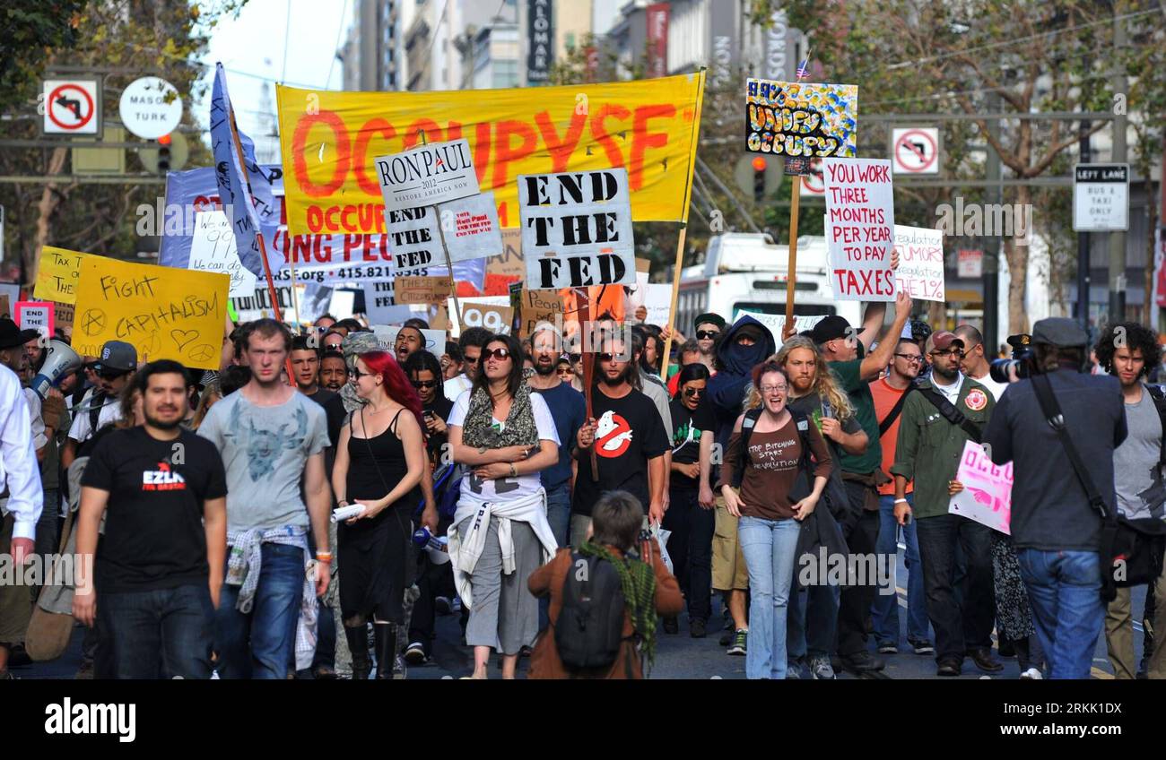 Bildnummer : 56184184 Datum : 15.10.2011 Copyright : imago/Xinhua (111016) -- SAN FRANCISCO, 16 octobre 2011 (Xinhua) -- des manifestants défilent lors de la manifestation Occupy San Francisco à San Francisco, aux États-Unis, le 15 octobre 2011. Les manifestations Occupy Wall Street (OWS), qui ciblaient initialement la cupidité des entreprises, et leurs ramifications dans une solidarité pour l'action mondiale samedi se sont propagées dans des villes dans plus de 80 pays à travers le monde. (Xinhua/Liu Yilin) U.S.-SAN FRANCISCO-OCCUPY PROTEST PUBLICATIONxNOTxINxCHN Gesellschaft Politik Wirtschaft Demo Finanzkrise Finanzwirtschaftskr Banque D'Images