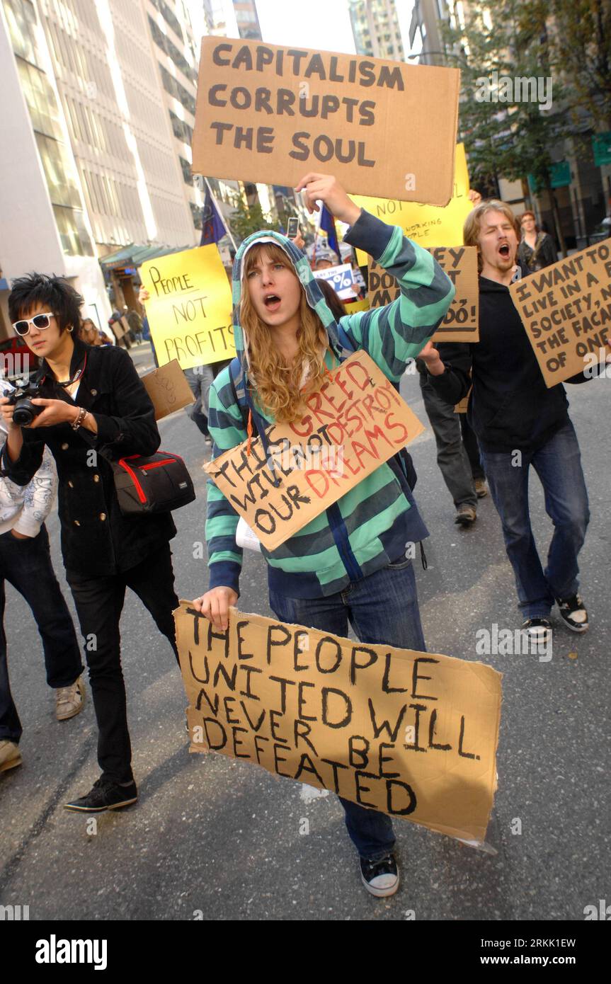 Bildnummer : 56184187 Datum : 15.10.2011 Copyright : imago/Xinhua (111016) -- VANCOUVER, 16 octobre 2011 (Xinhua) -- des manifestants défilent lors de la manifestation Occupy Vancouver à Vancouver, Canada, le 15 octobre 2011. Les manifestations Occupy Wall Street (OWS), qui ciblaient initialement la cupidité des entreprises, et leurs ramifications dans une solidarité pour l'action mondiale samedi se sont propagées dans des villes dans plus de 80 pays à travers le monde. (Xinhua/Sergei Bachlakov) CANADA-VANCOUVER-OCCUPY PROTEST PUBLICATIONxNOTxINxCHN Gesellschaft Politik Wirtschaft Demo Finanzkrise Finanzwirtschaftskrise Krise Banken x Banque D'Images