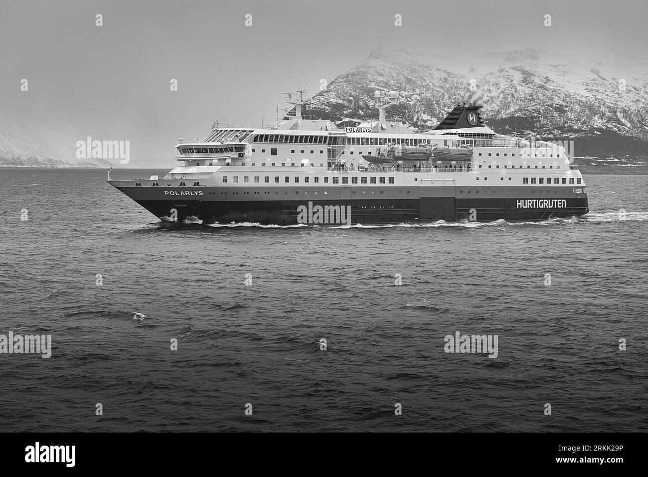 Image en noir et blanc du navire norvégien Hurtigruten, MS POLARLYS, naviguant vers le sud vers Tromso. 5 mai 2023 Banque D'Images
