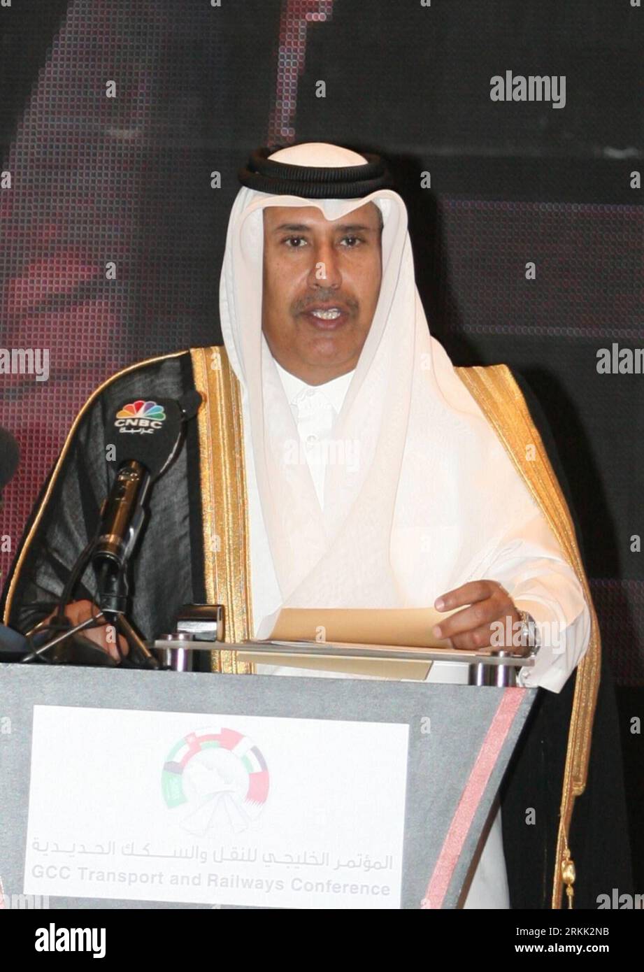 Bildnummer : 56190916 Datum : 17.10.2011 Copyright : imago/Xinhua (111017) -- DOHA, 17 octobre 2011 (Xinhua) -- le Premier ministre et ministre des Affaires étrangères du Qatar, Sheikh Hamad Bin Jassim Bin Jabor al Thani, prononce un discours lors de la cérémonie d’ouverture de la Conférence des transports et des chemins de fer du Conseil de coopération du Golfe (CCG), qui s’est tenue à Doha, capitale du Qatar, le 17 octobre 2011. (Xinhua/Maneesh Bakshi) QATAR-GCC TRANSPORT RAILWAYS-CONFERENCE PUBLICATIONxNOTxINxCHN People Politik Porträt premiumd xns x0x 2011 hoch 56190916 Date 17 10 2011 Copyright Imago XINHUA Doha OCT 17 2011 XINHUA Premier ministres et Banque D'Images