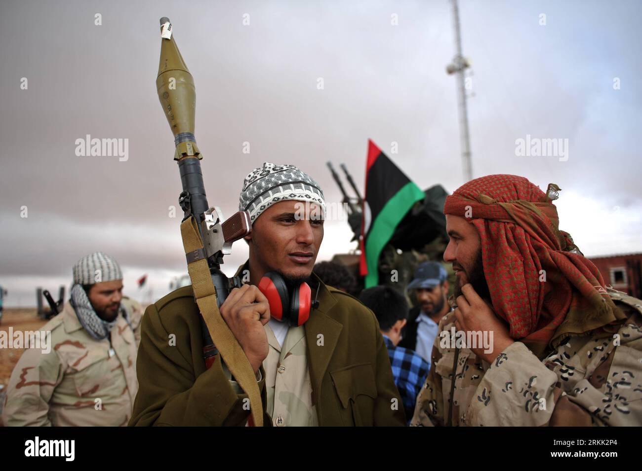 Bildnummer : 56190899 Datum : 17.10.2011 Copyright : imago/Xinhua (111017) -- BANI WALID, 17 octobre 2011 (Xinhua) -- Un chasseur du Conseil Naitonal transitoire libyen (CNT) tient un lance-roquettes RPG devant un hôpital de première ligne dans la banlieue de Bani Walid, Libye, 17 octobre 2011. Les combattants du CNT ont contrôlé 90 pour cent de la zone de Bani Walid, a déclaré lundi le porte-parole militaire AhmedxBani. (Xinhua/Li Muzi) LIBYA-BANI WALID-CONFLICT PUBLICATIONxNOTxINxCHN Gesellschaft Krieg Bürgerkrieg Unruhen Rebellen xns x1x 2011 quer 56190899 Date 17 10 2011 Copyright Imago XINHUA Bani Walid OCT 17 2011 XINHUA a Li Banque D'Images