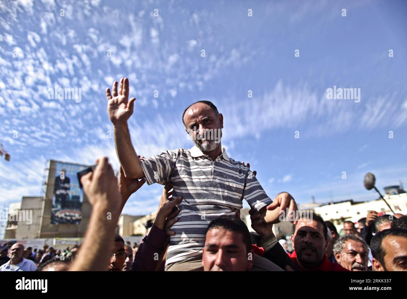 Bildnummer : 56192526 Datum : 18.10.2011 Copyright : imago/Xinhua (111018)-- CISJORDANIE, 18 octobre 2011 (Xinhua) -- Un prisonnier palestinien libéré est accueilli par des parents et des sympathisants lors d'une célébration au siège de l'Autorité palestinienne à Ramallah, en Cisjordanie, le 18 octobre 2011. Le Hamas et Israël ont conclu un accord d’échange de prisonniers la semaine dernière. (Xinhua/Fadi Arouri)(msq) MIDEAST-CISJORDANIE-CÉLÉBRATION-PRISONNIERS LIBÉRÉS-RÉCEPTION PUBLICATIONxNOTxINxCHN Gesellschaft Politik Gefangenaustausch Austausch Gefangene Freilassung Heimkehr Ankunft Palästina Palästinenser x0x xsk 2011 quer Aufmache Banque D'Images