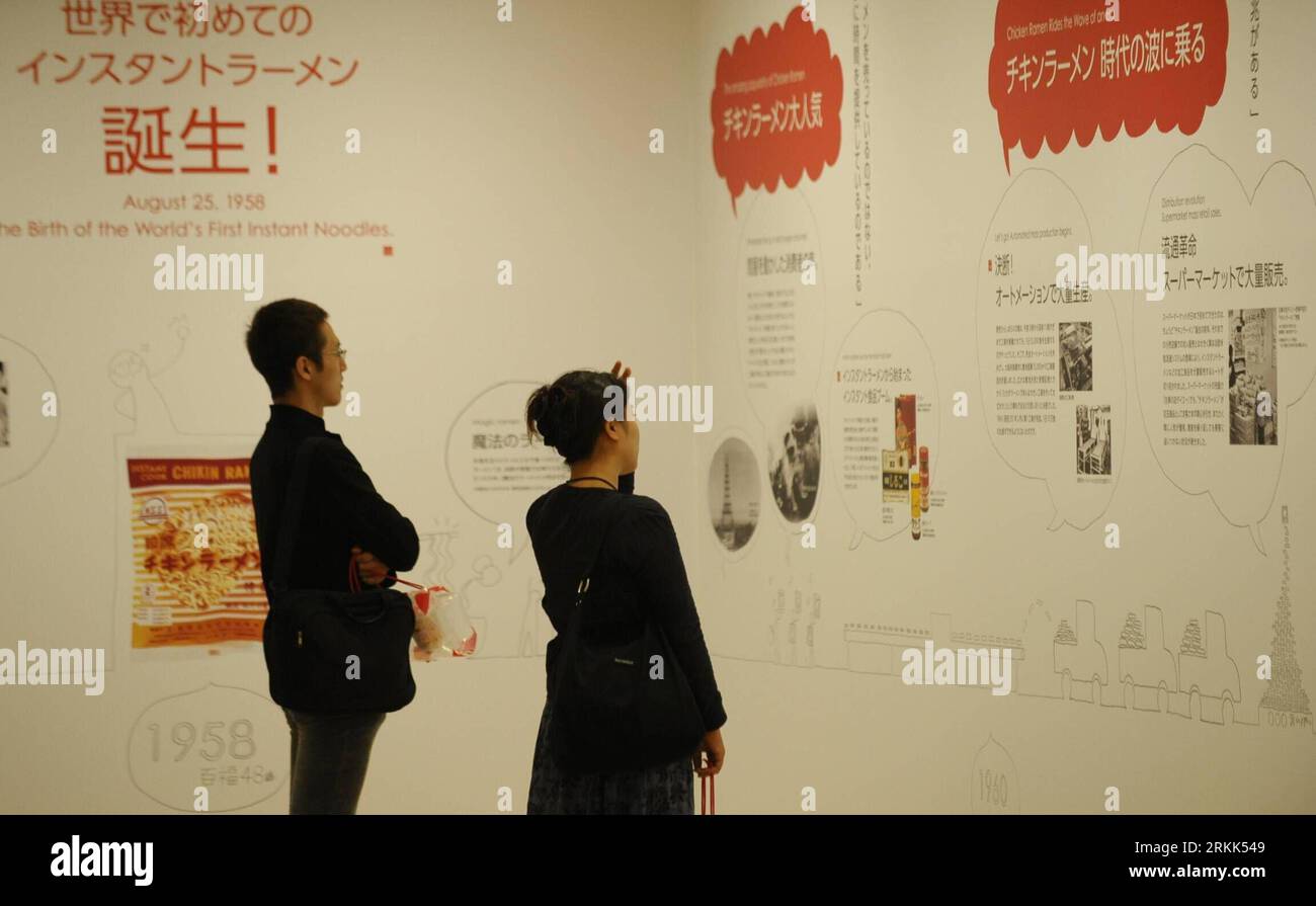 Bildnummer : 56200840 Datum : 20.10.2011 Copyright : imago/Xinhua (111020) -- TOKYO, 20 octobre 2011 (Xinhua) -- les visiteurs ont lu l'histoire de l'entreprise alimentaire Nissin dans un musée de nouilles de tasse à Yokohama, Japon, le 20 octobre 2011. Ce musée a été construit par Nissin Food Products Co., Ltd, en mémoire du concepteur de nouilles de tasse, M. Momofuku Ando. Les visiteurs peuvent apprendre à connaître l'histoire de Nissin Food Company, visiter les nouilles de tasse exposées et découvrir le processus de fabrication d'une nouille de tasse par eux-mêmes dans le musée. (Xinhua/Kenichiro Seki) (zys) JAPAN-TOKYO-CUP NOODLES-MUSEUM PUBLICATIONxNOTxINxCHN Wirtsch Banque D'Images